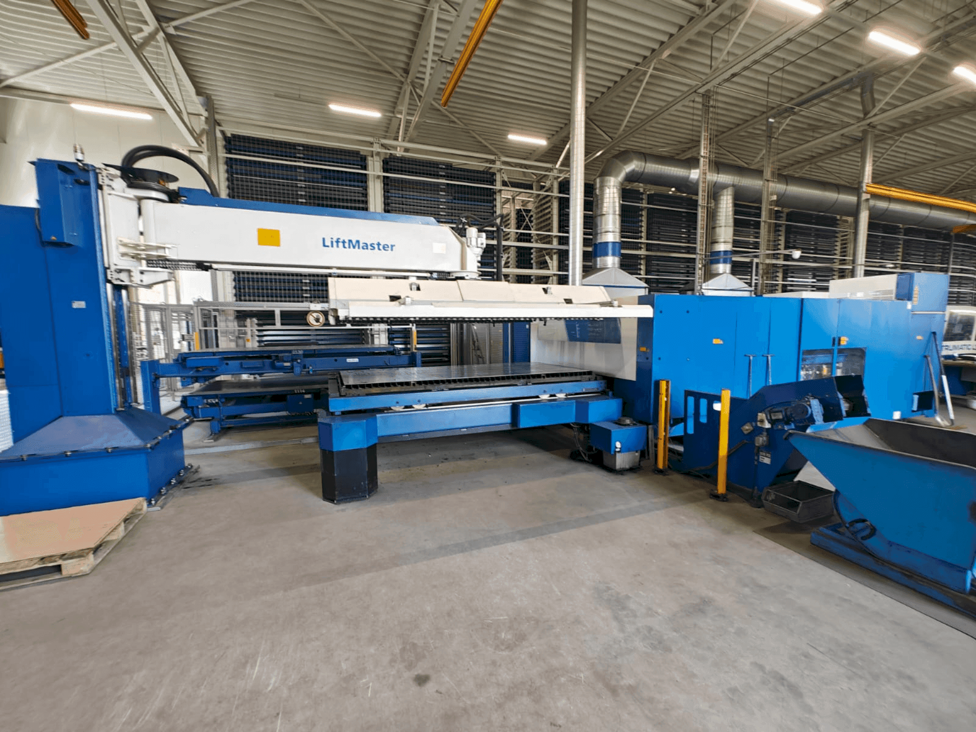 Vista frontal de la máquina TRUMPF TruLaser 5030 classic 6,0kW + LiftMaster