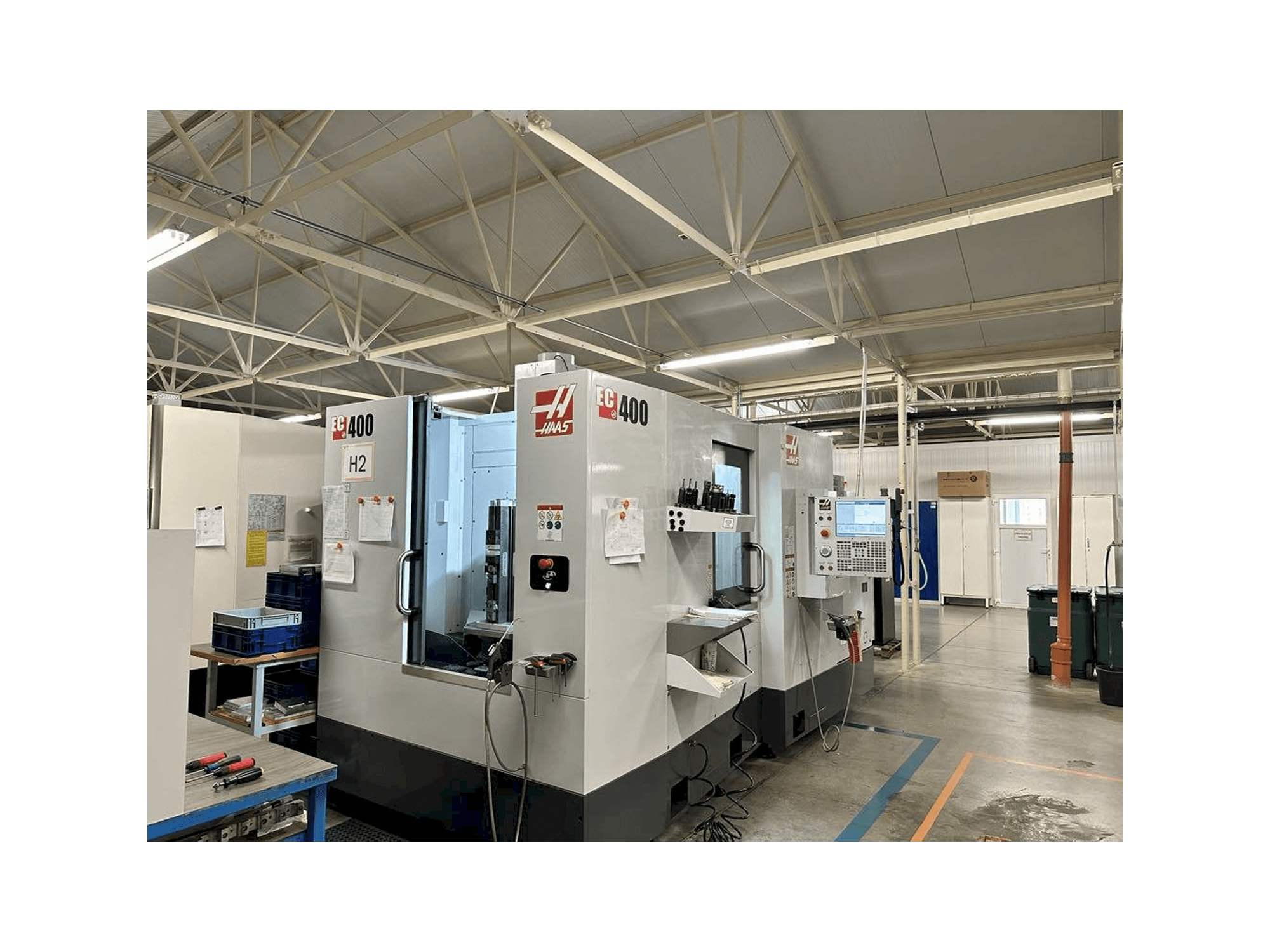 Vista frontal de la máquina HAAS EC-400