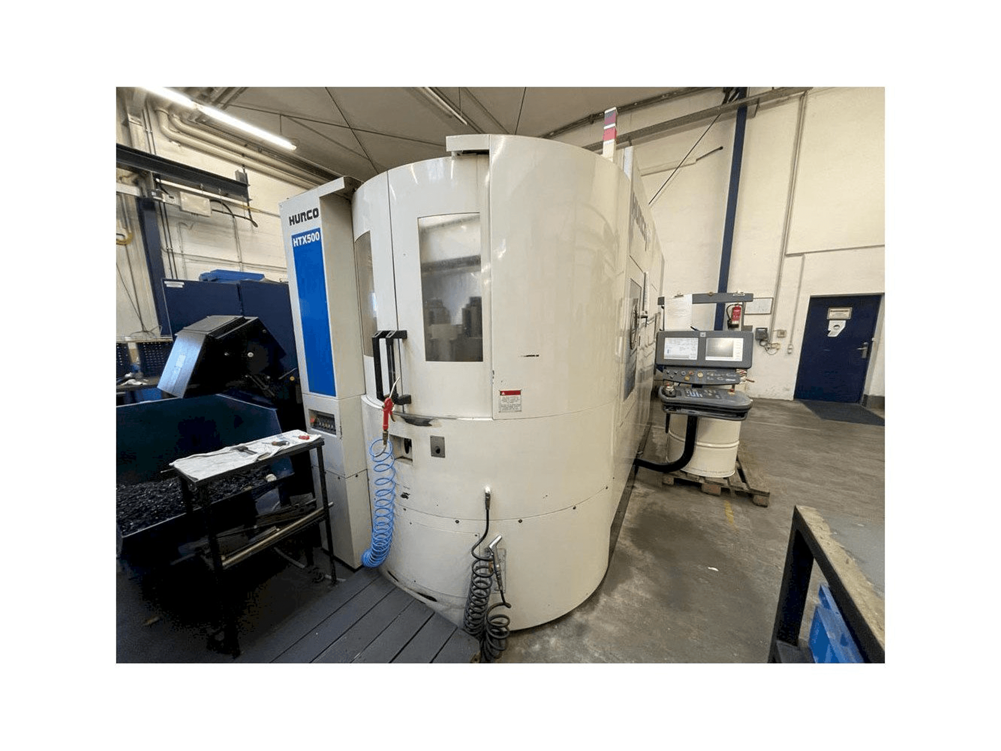 Vista frontal de la máquina Hurco HTX 500