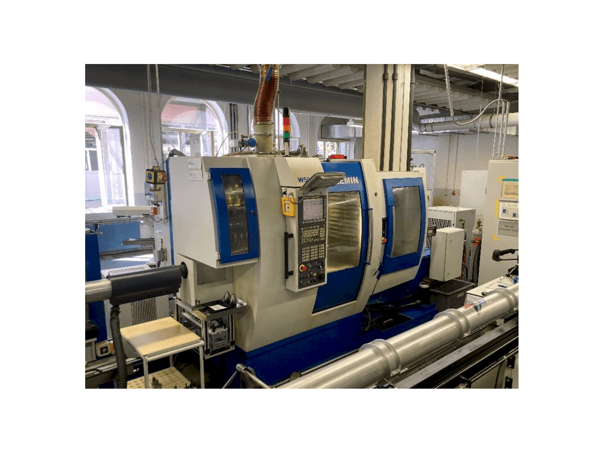 Vista frontal de la máquina Willemin-Macodel W508MT