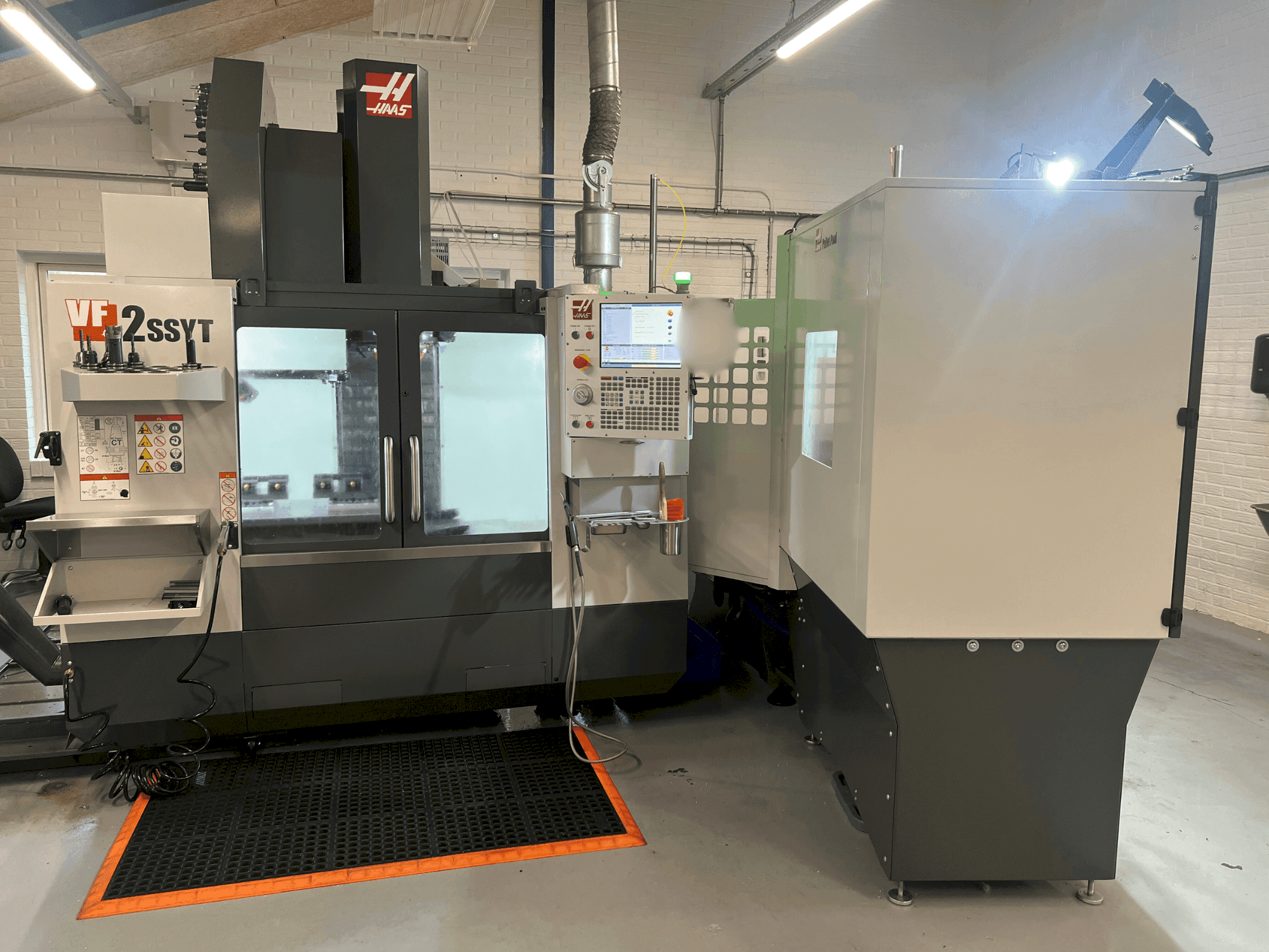 Vista frontal de la máquina HAAS VF-2SSYT