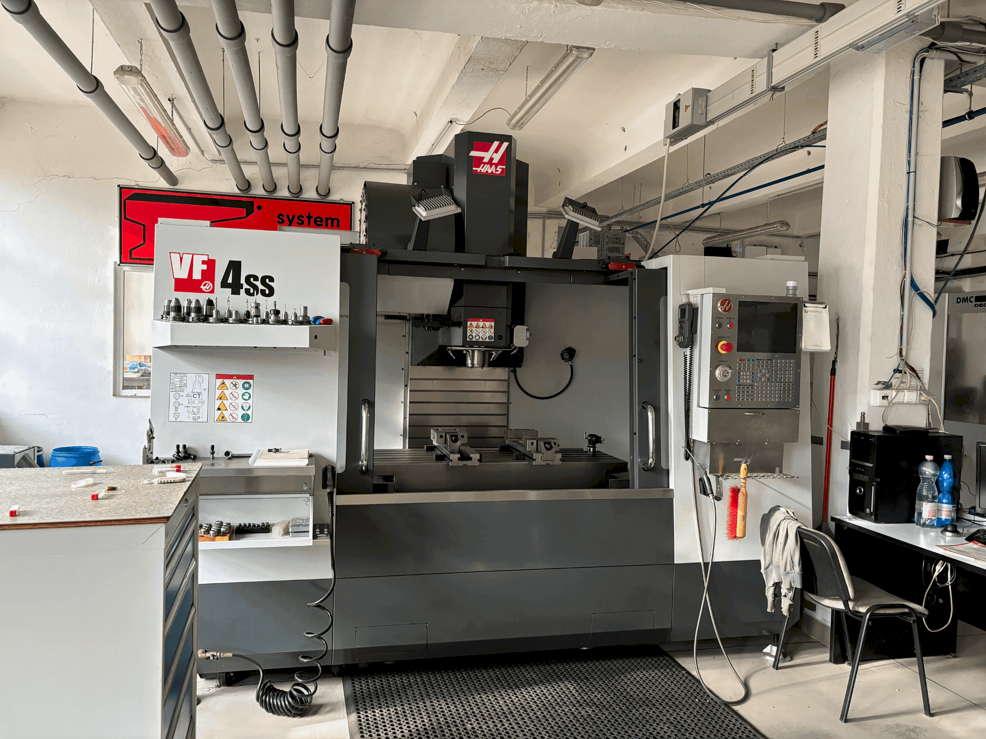 Vista frontal de la máquina HAAS HASS VS4SS