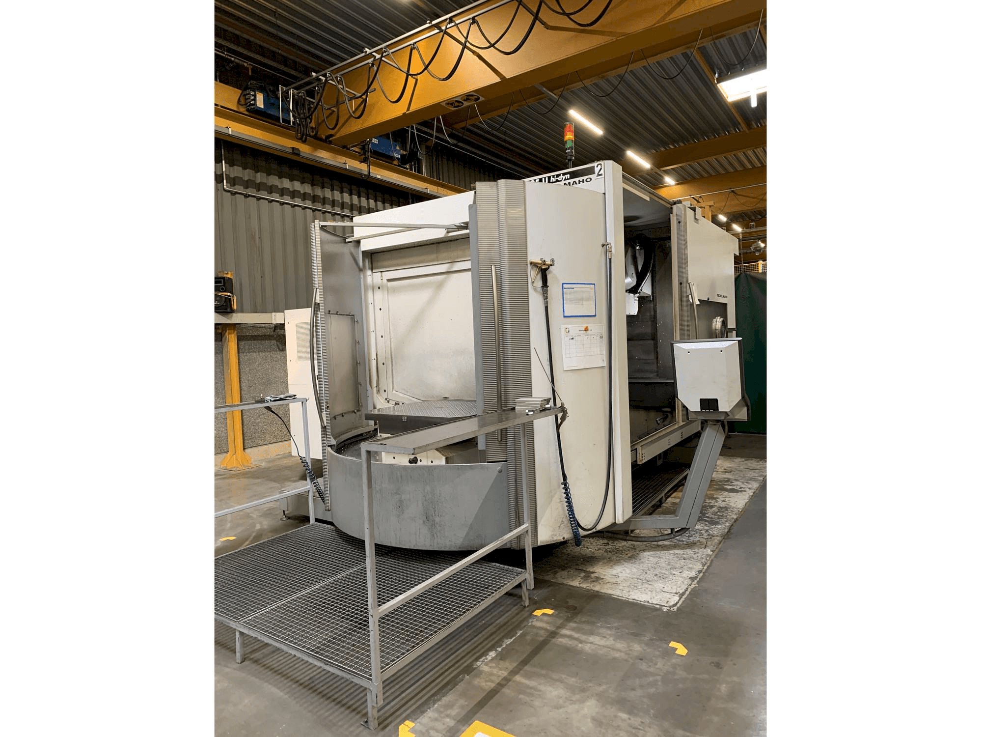 Vista frontal de la máquina DECKEL MAHO DMC 125 U hi-dyn