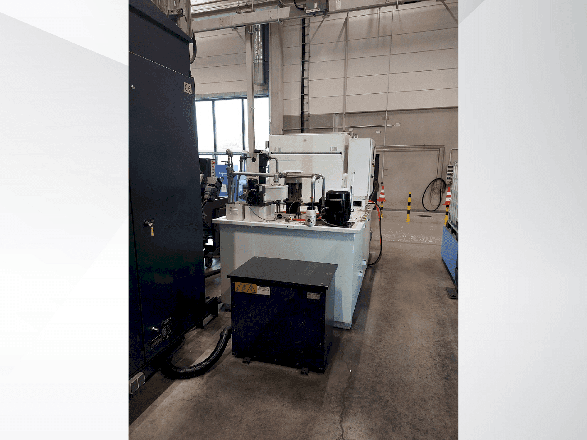Vista lateral der Makino a81 Maschine