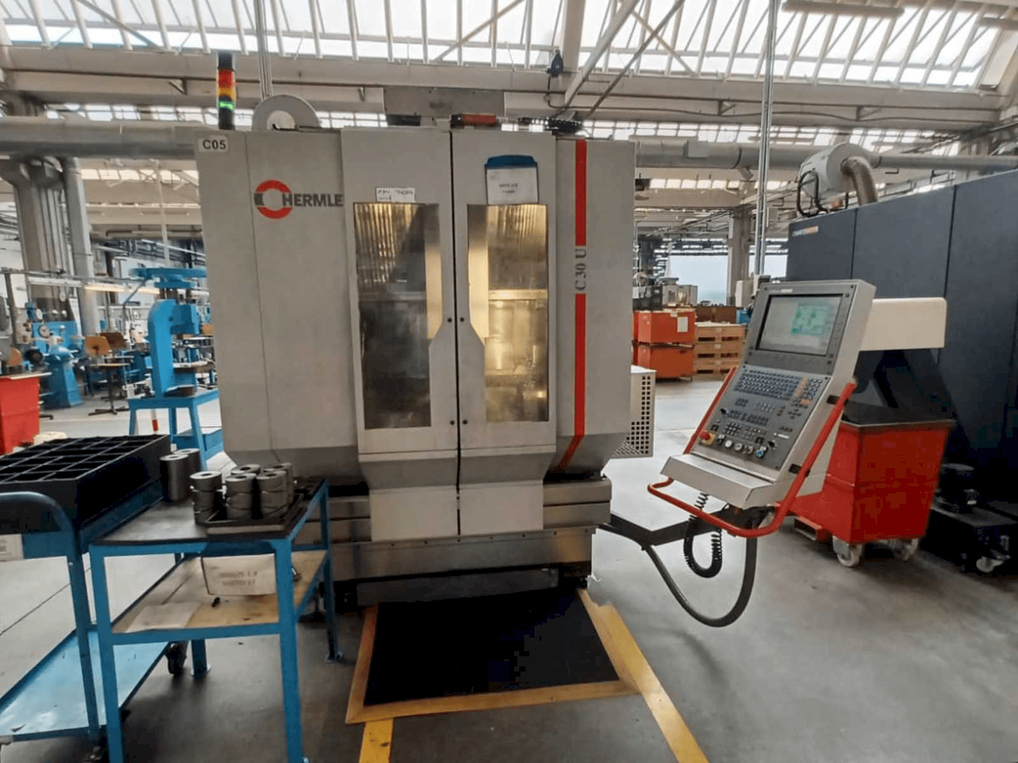 Vista frontal de la máquina HERMLE C30U