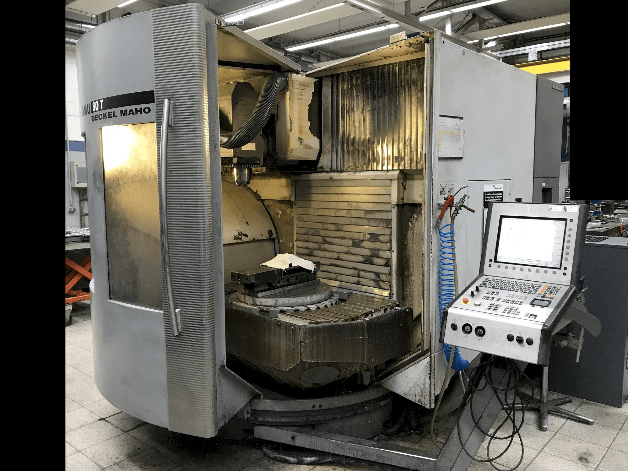 Vista frontal de la máquina DECKEL MAHO DMU 80 T