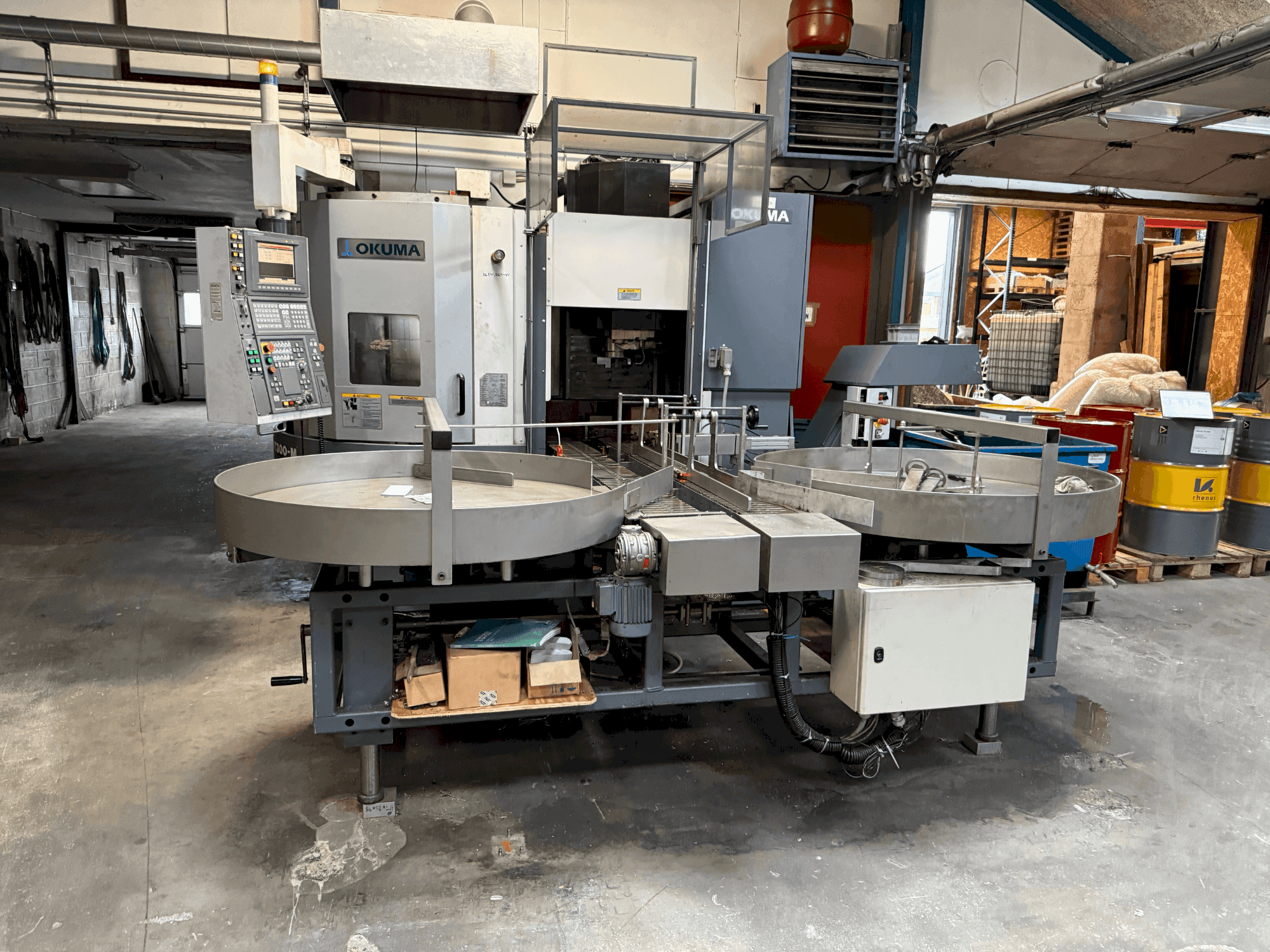 Vista frontal de la máquina Okuma VTurn LVT300-M