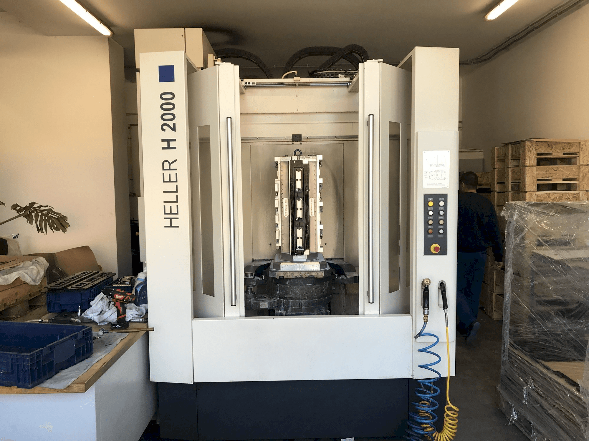 Vista frontal de la máquina HELLER H2000