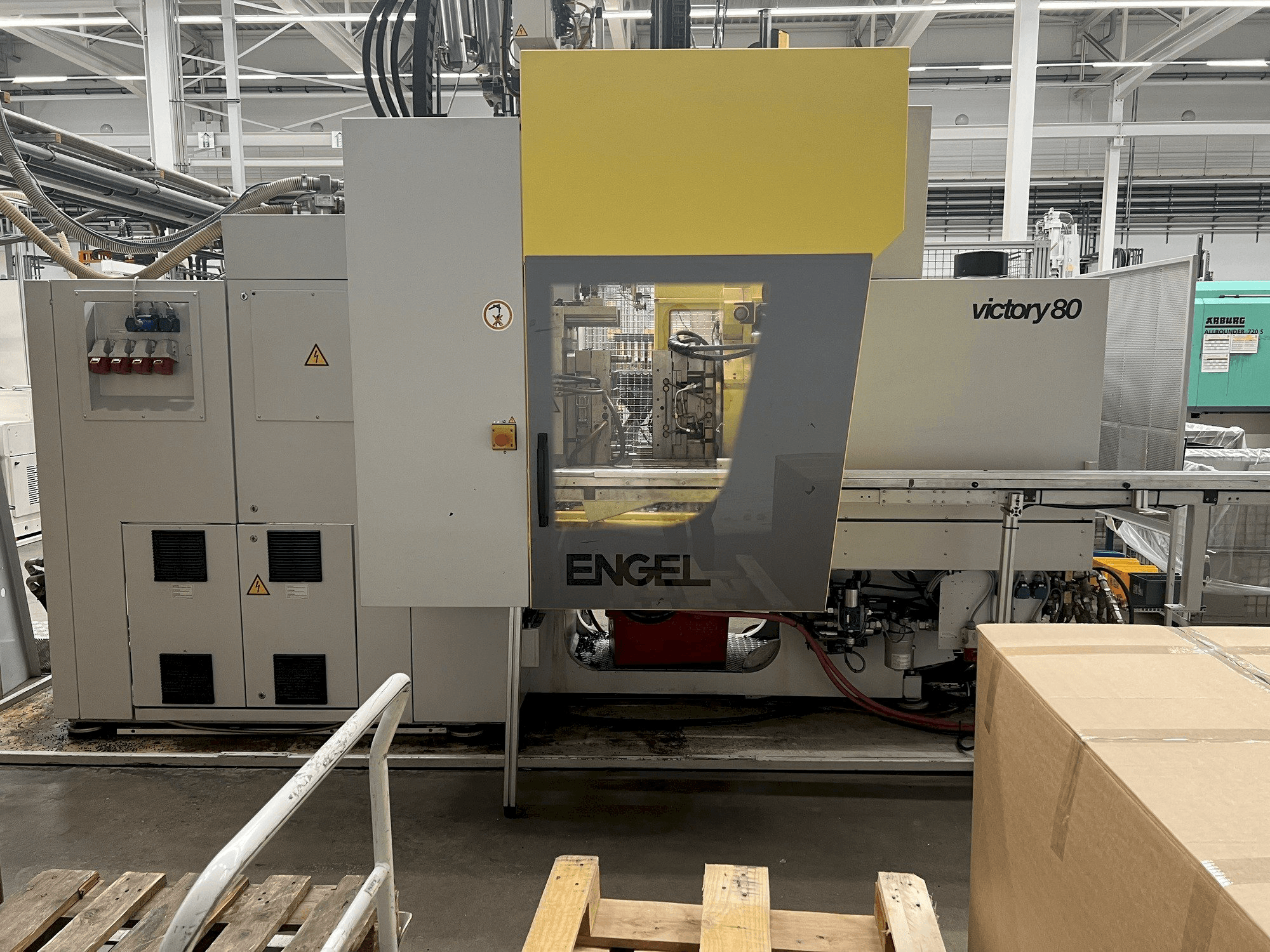 Vista frontal de la máquina Engel VC 330H/80V/80CO