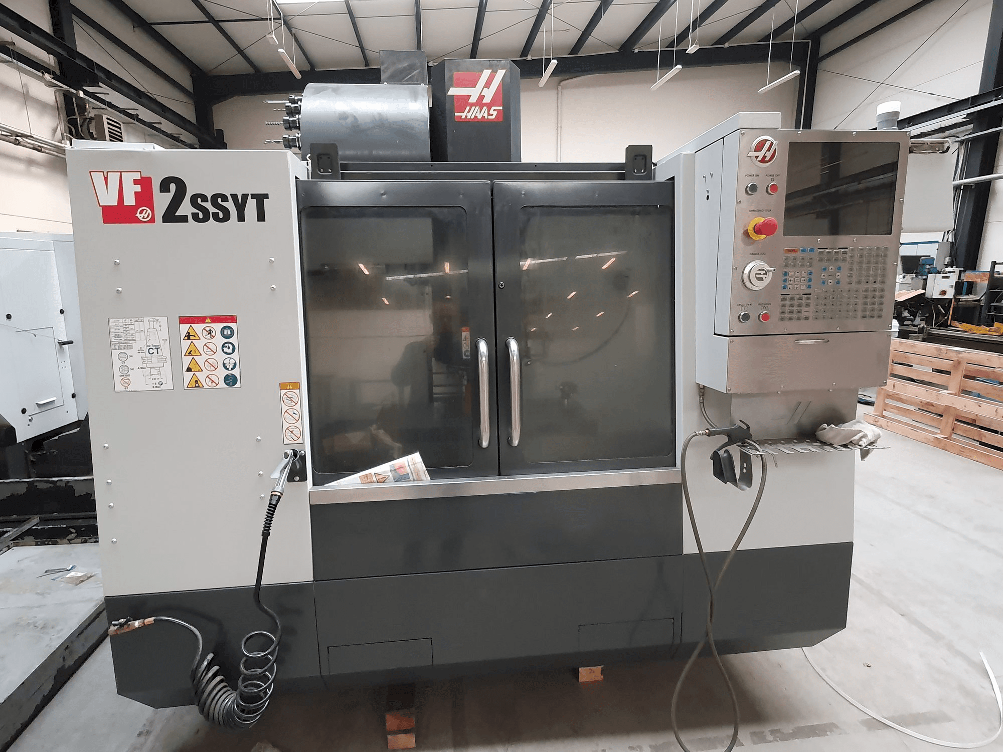 Vista frontal de la máquina HAAS VF-2SSYT