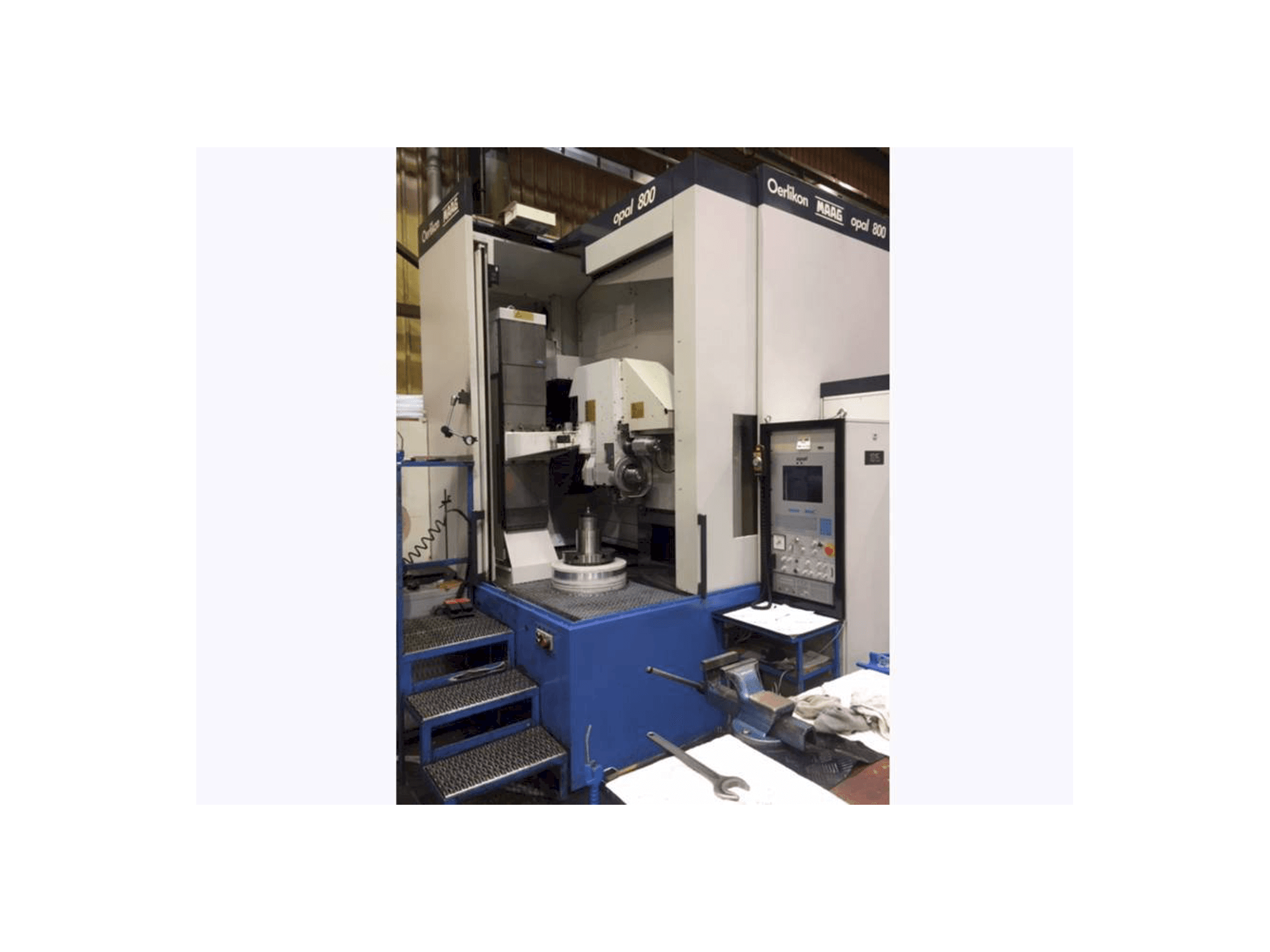 Vista frontal de la máquina Oerlikon MAAG OPAL 800