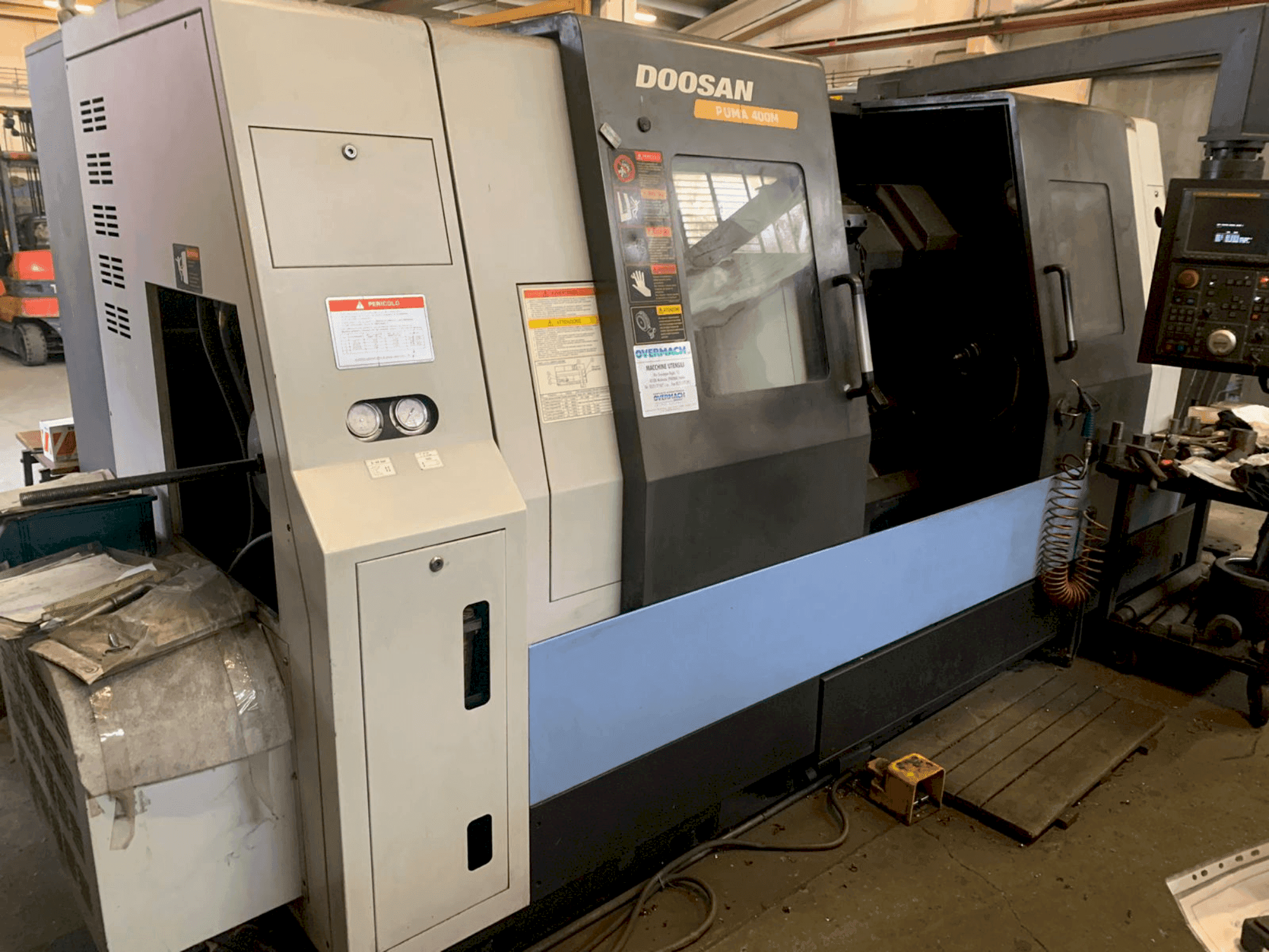 Vista frontal de la máquina DOOSAN PUMA 400M