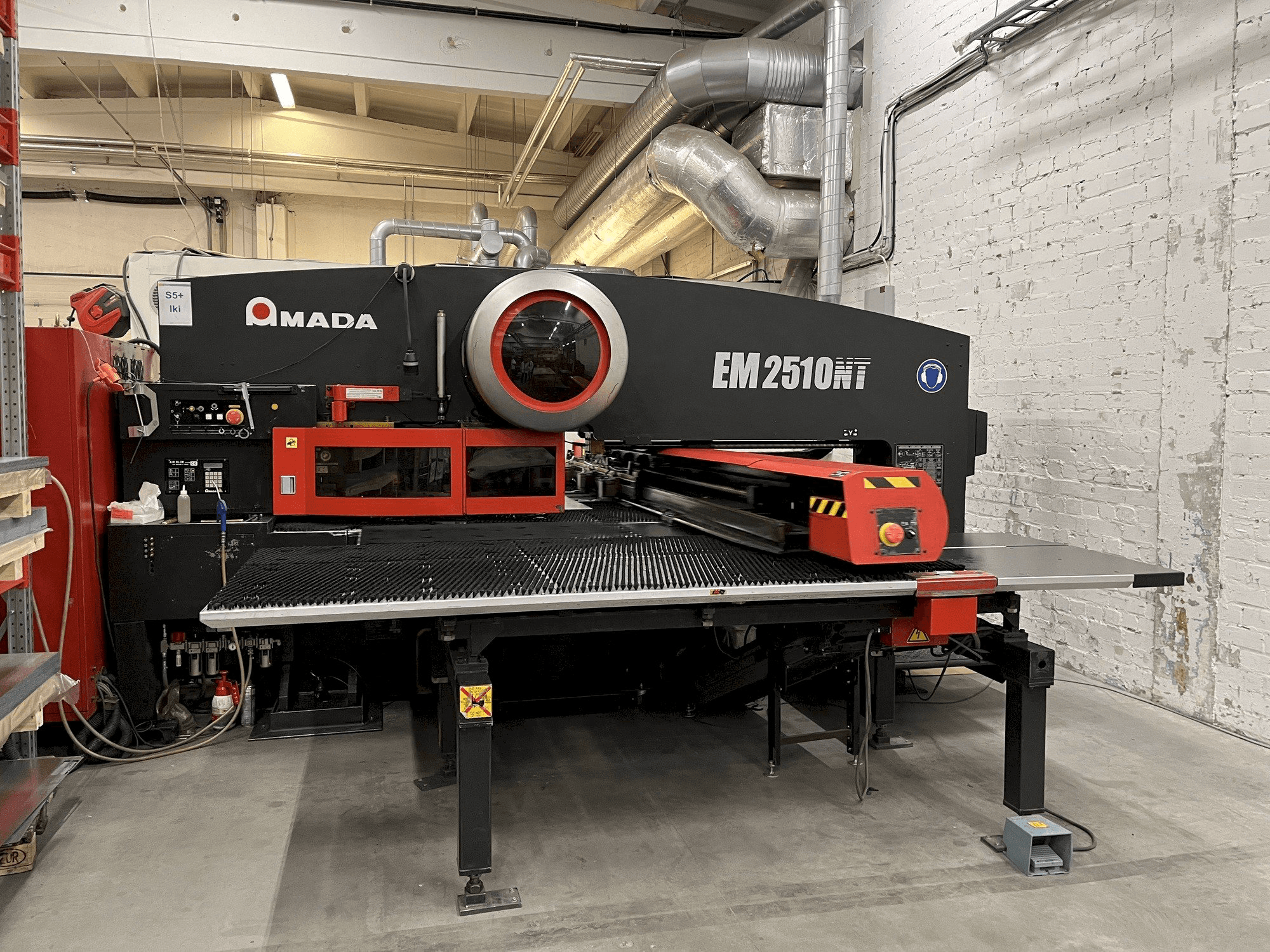 Vista frontal de la máquina AMADA EM2510NT