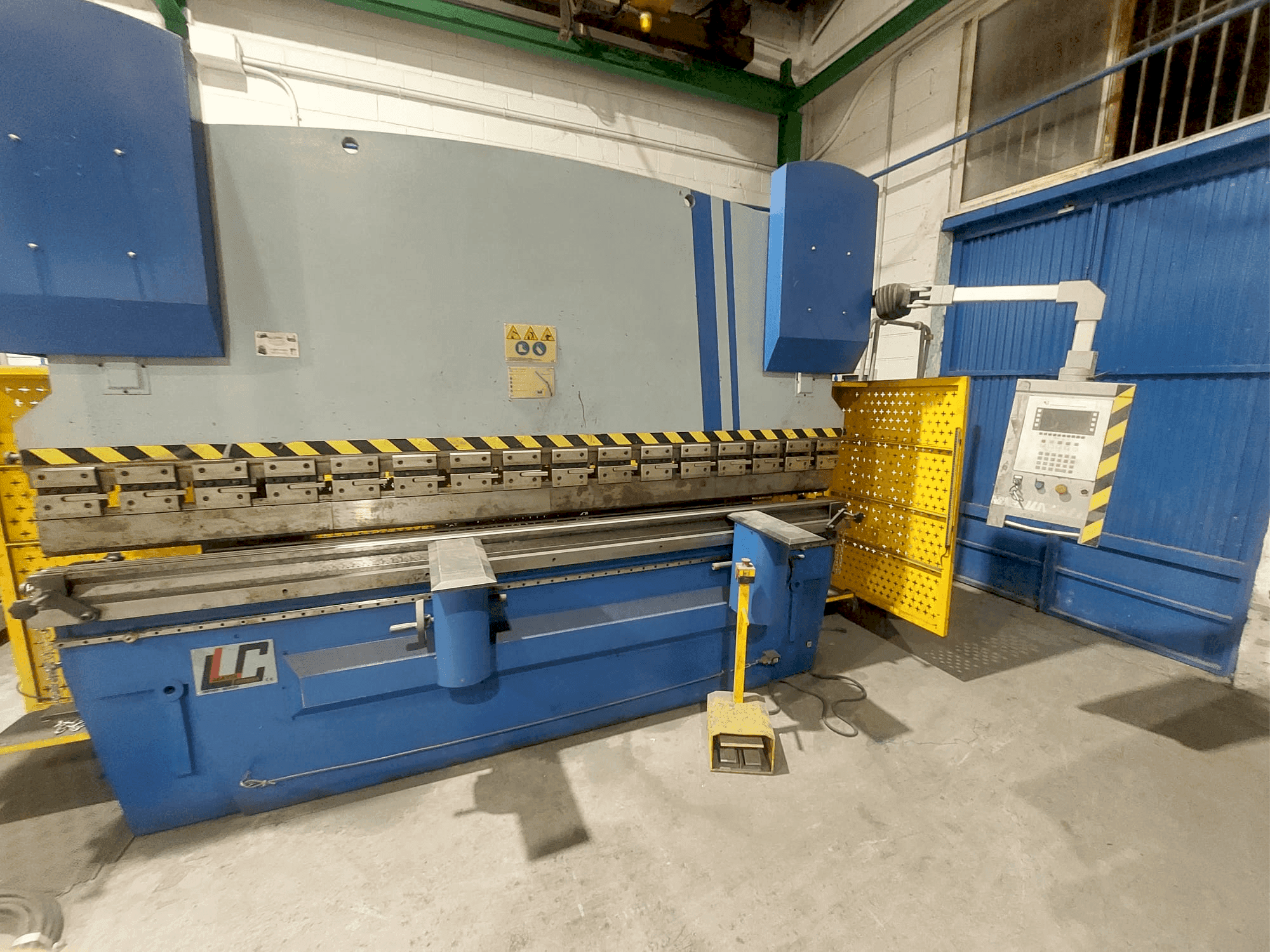 Vista frontal de la máquina FEYSAMA LLC PH 125/3200