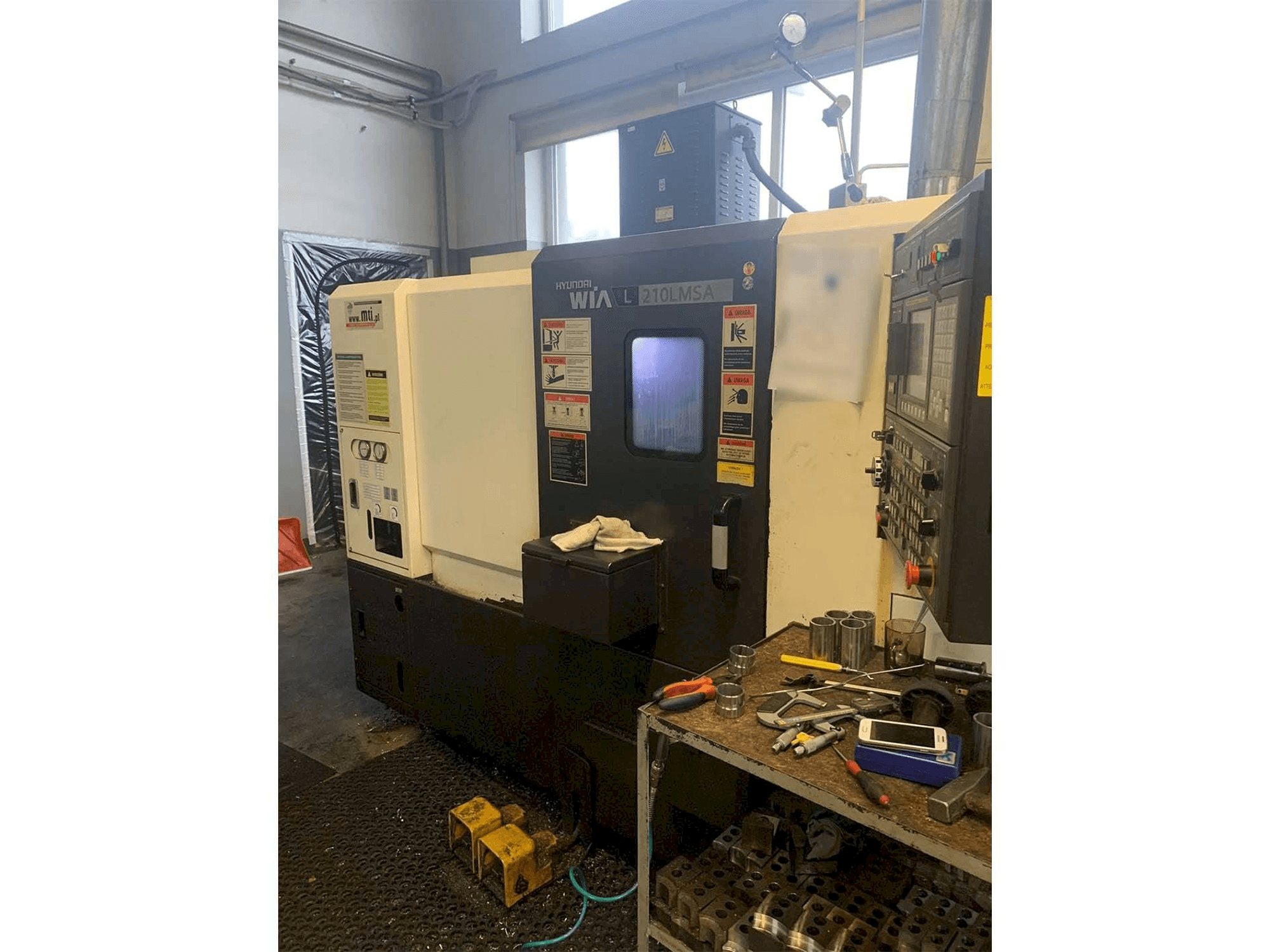 Vista frontal de la máquina Hyundai Wia L210LMSA