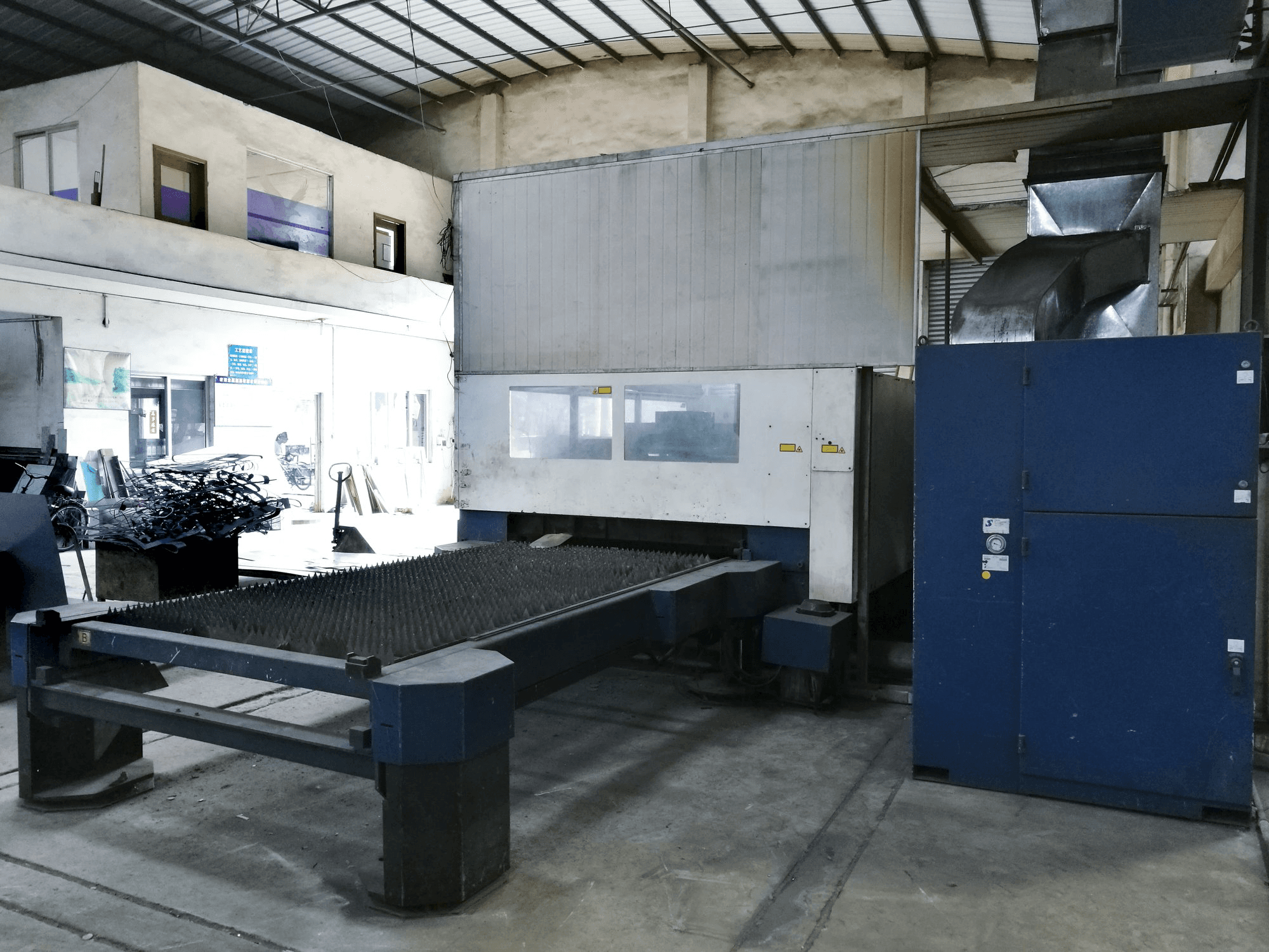 Mesa de trabajo vista derecha de la máquina Trumpf TruLaser L3030