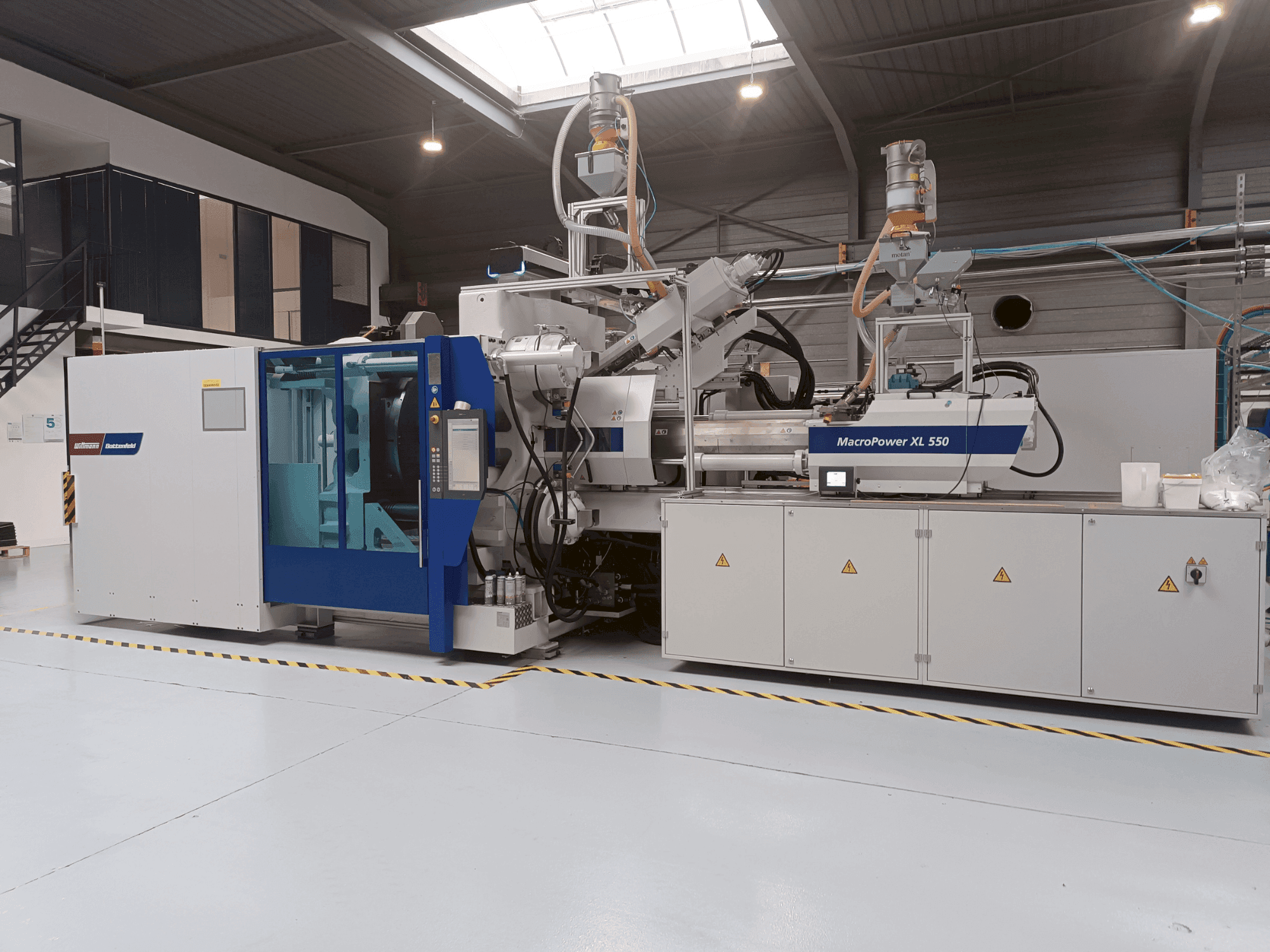 Vista frontal de la máquina Battenfeld MacroPower 550XL 2250H-350S 3K