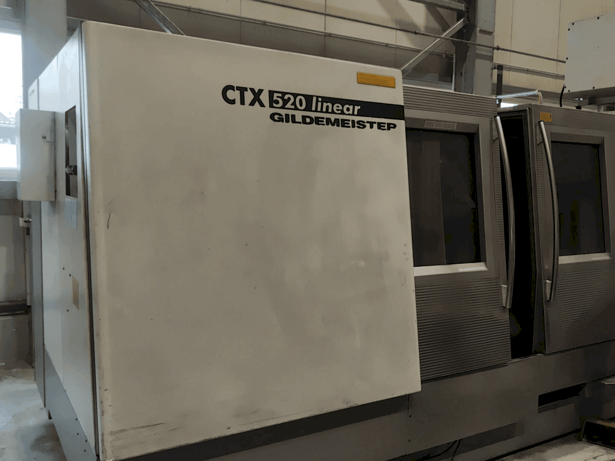 Vista frontal de la máquina Gildemeister CTX 520 linear