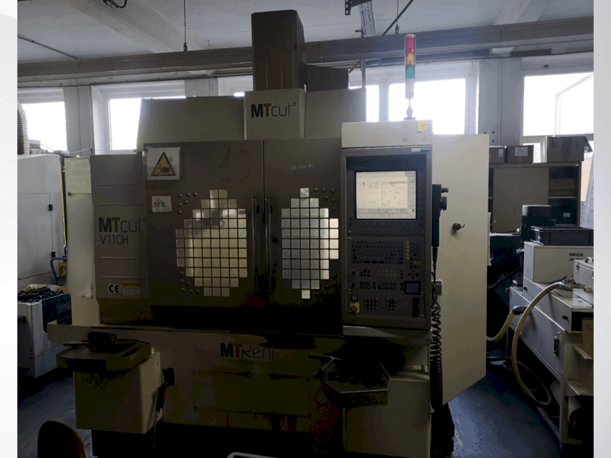 Vista frontal de la máquina MTcut V110H