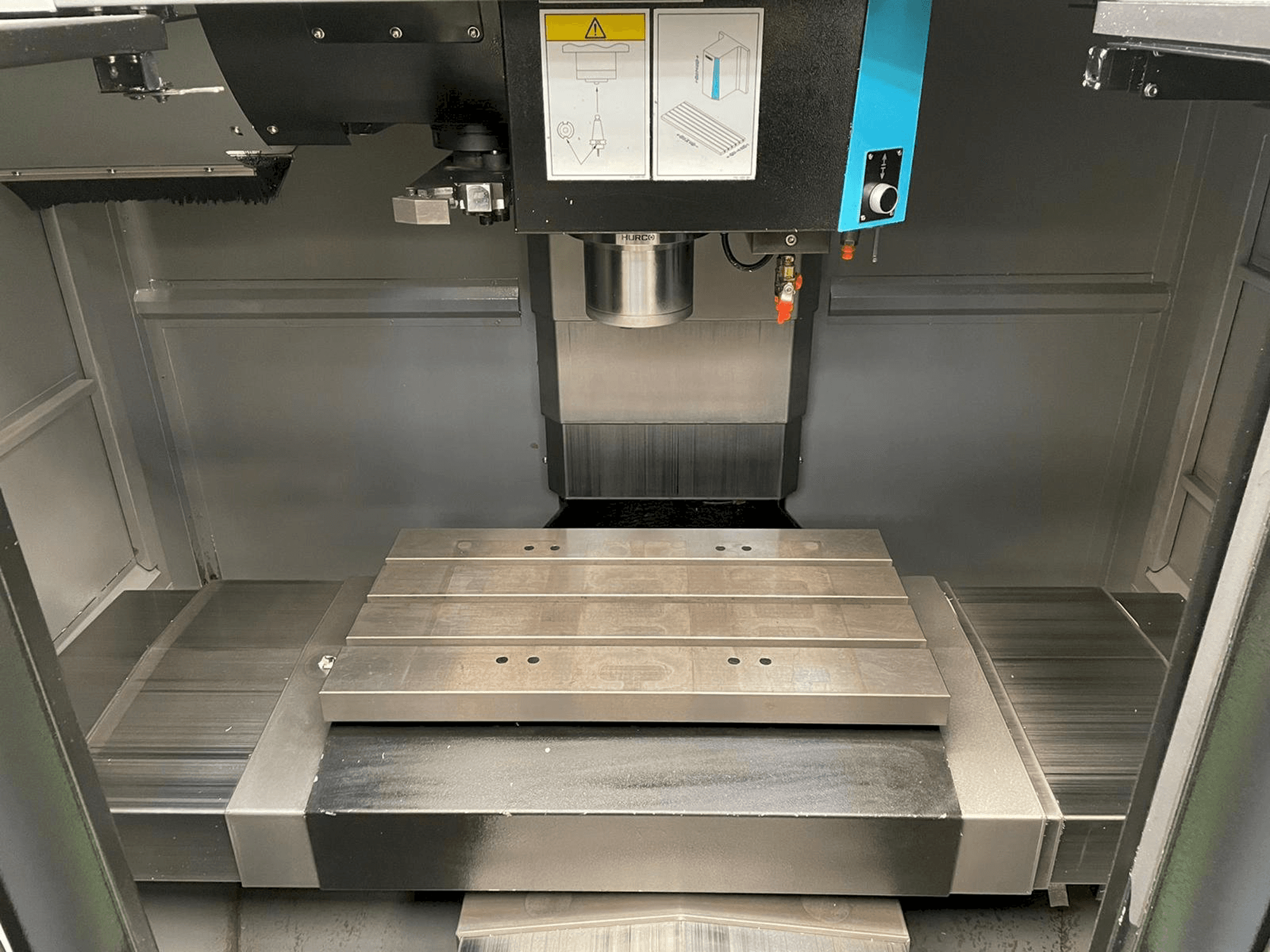 Vista frontal de la máquina Hurco VM 10i