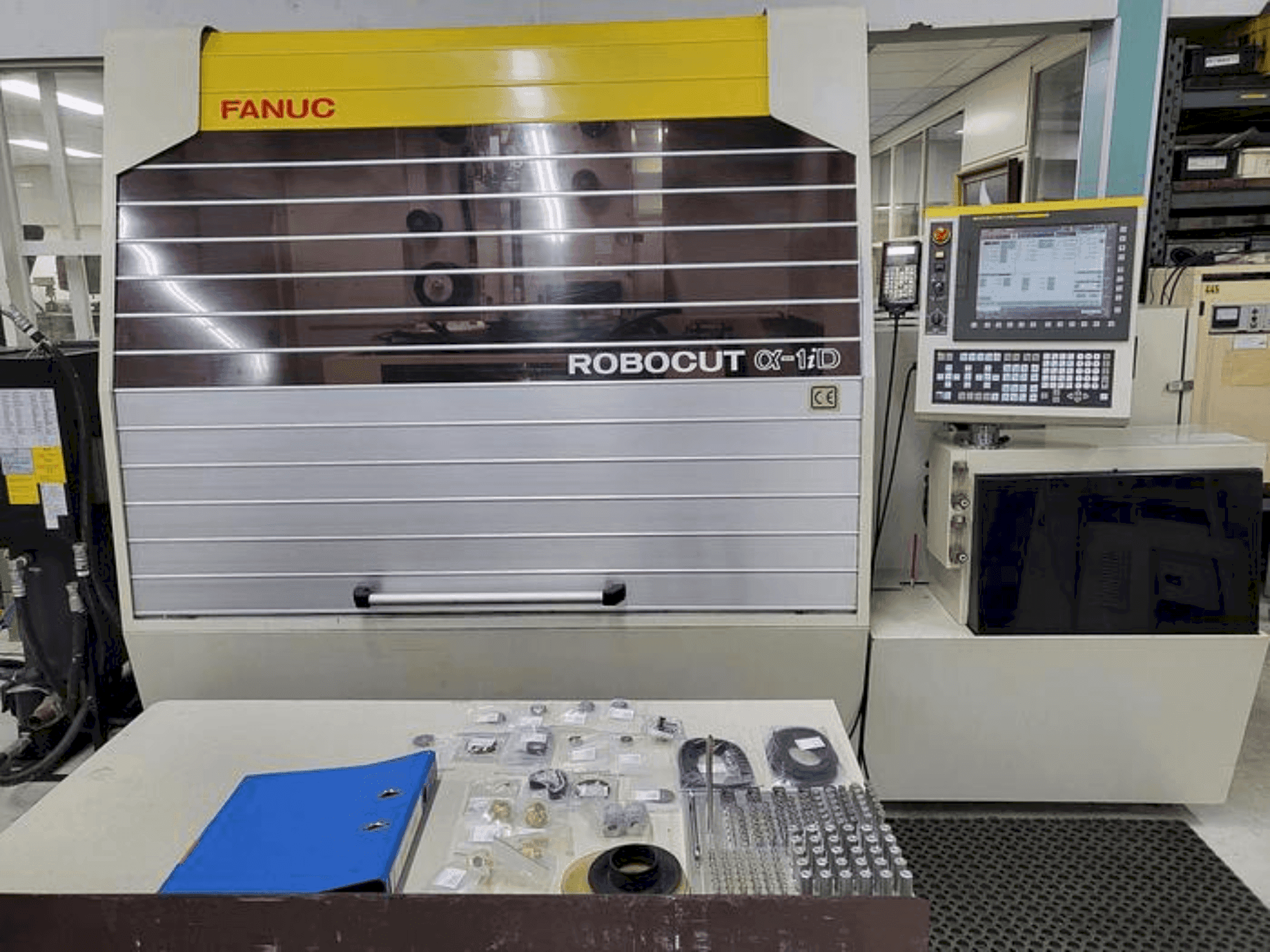 Vista frontal de la máquina FANUC Alpha 1ID