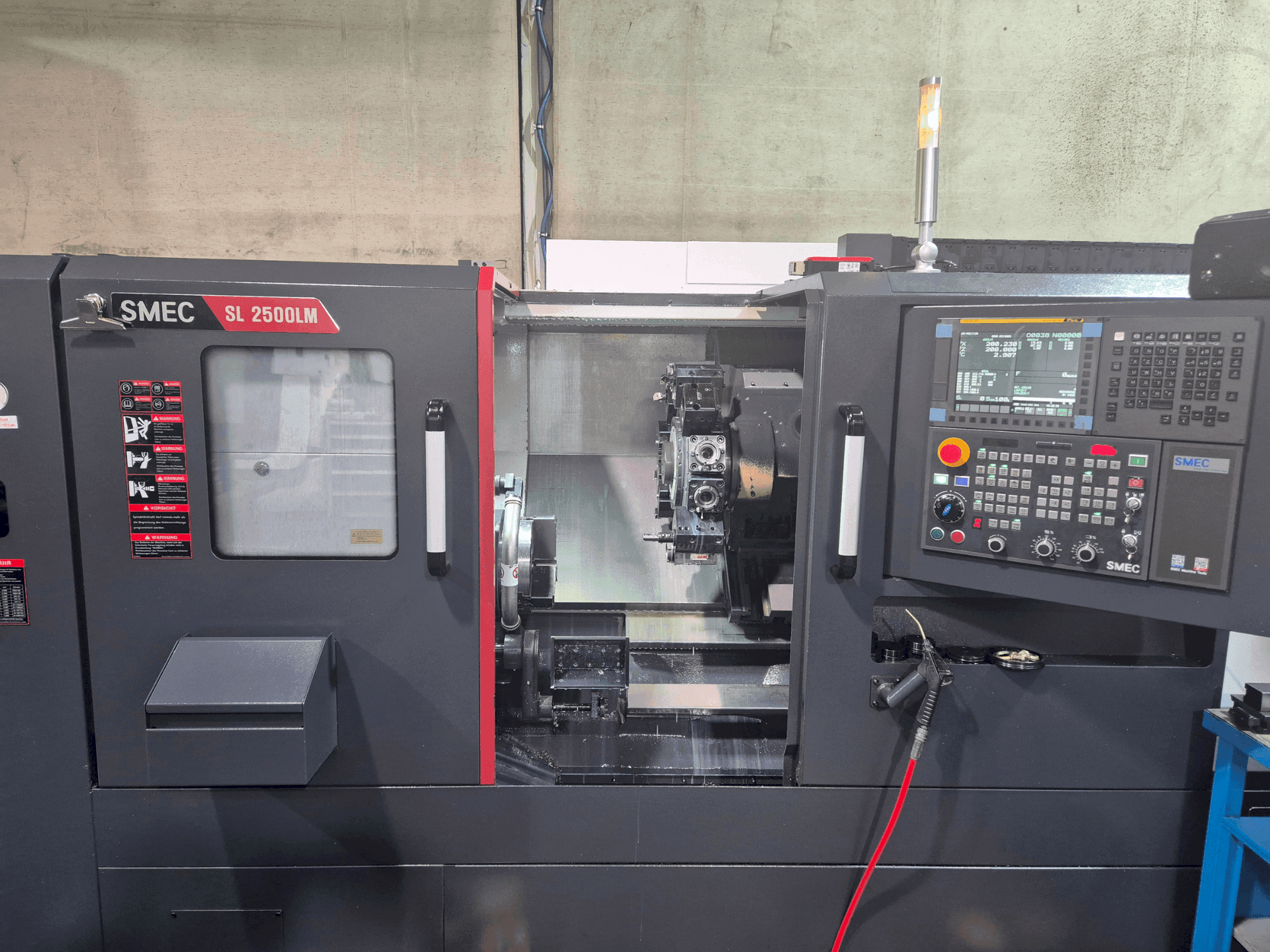 Vista frontal de la máquina SMEC SL2500LM