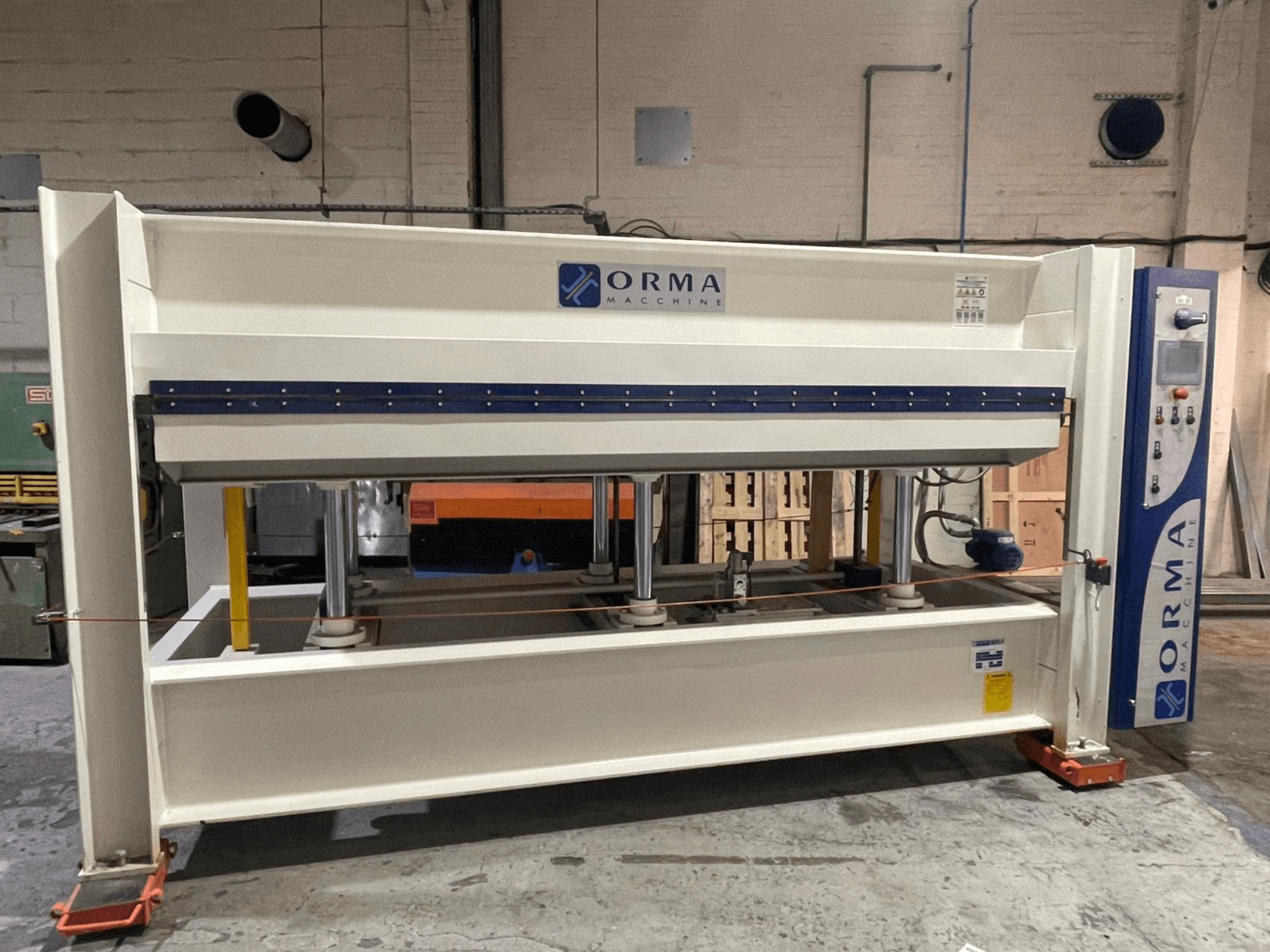 Prensa hidráulica Orma Macchine en vista frontal, con cuatro soportes verticales y panel de control en el lado derecho.