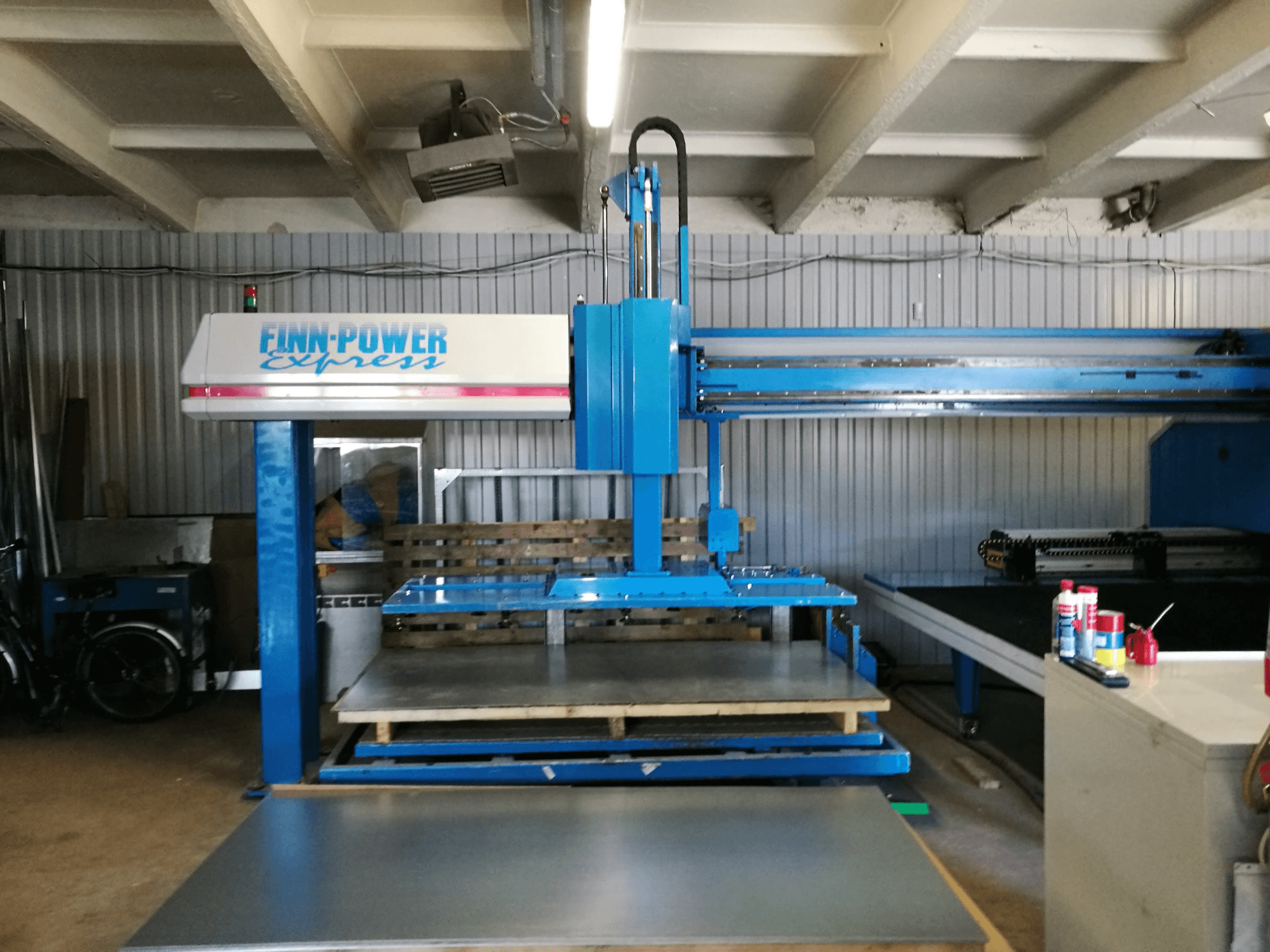 Vista frontal de la máquina Finn-Power A5-20 SB