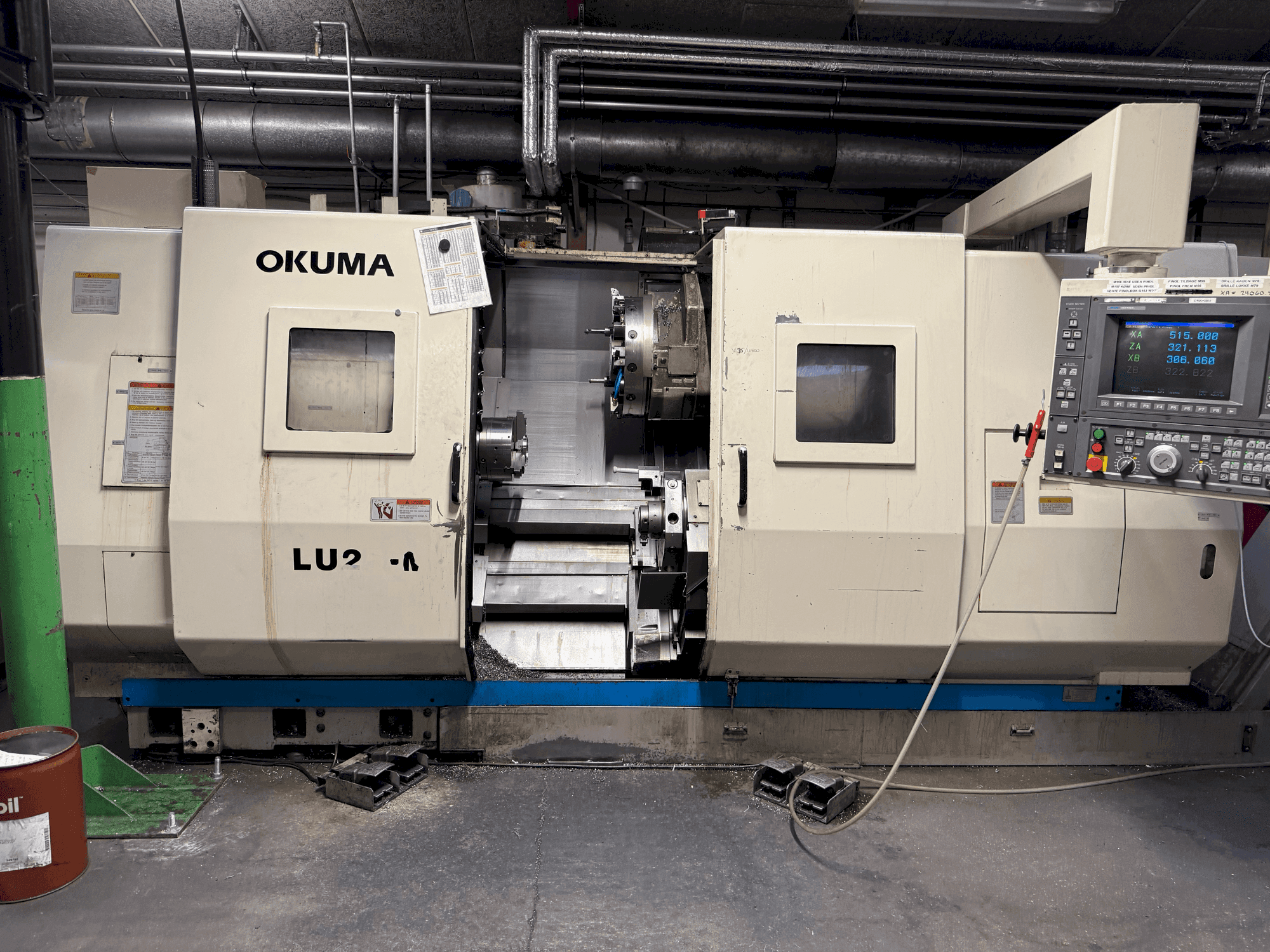Vista frontal de la máquina Okuma LU2-M