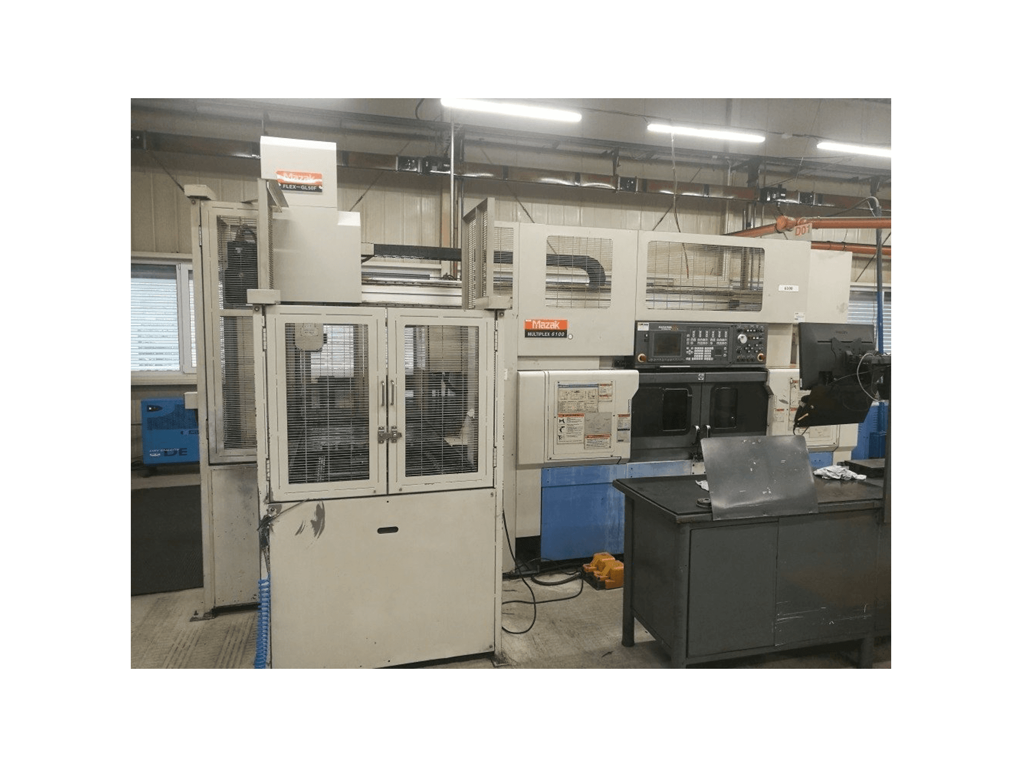 Vista frontal de la máquina Mazak Multiplex 6100 + robot FLEX-GL50F