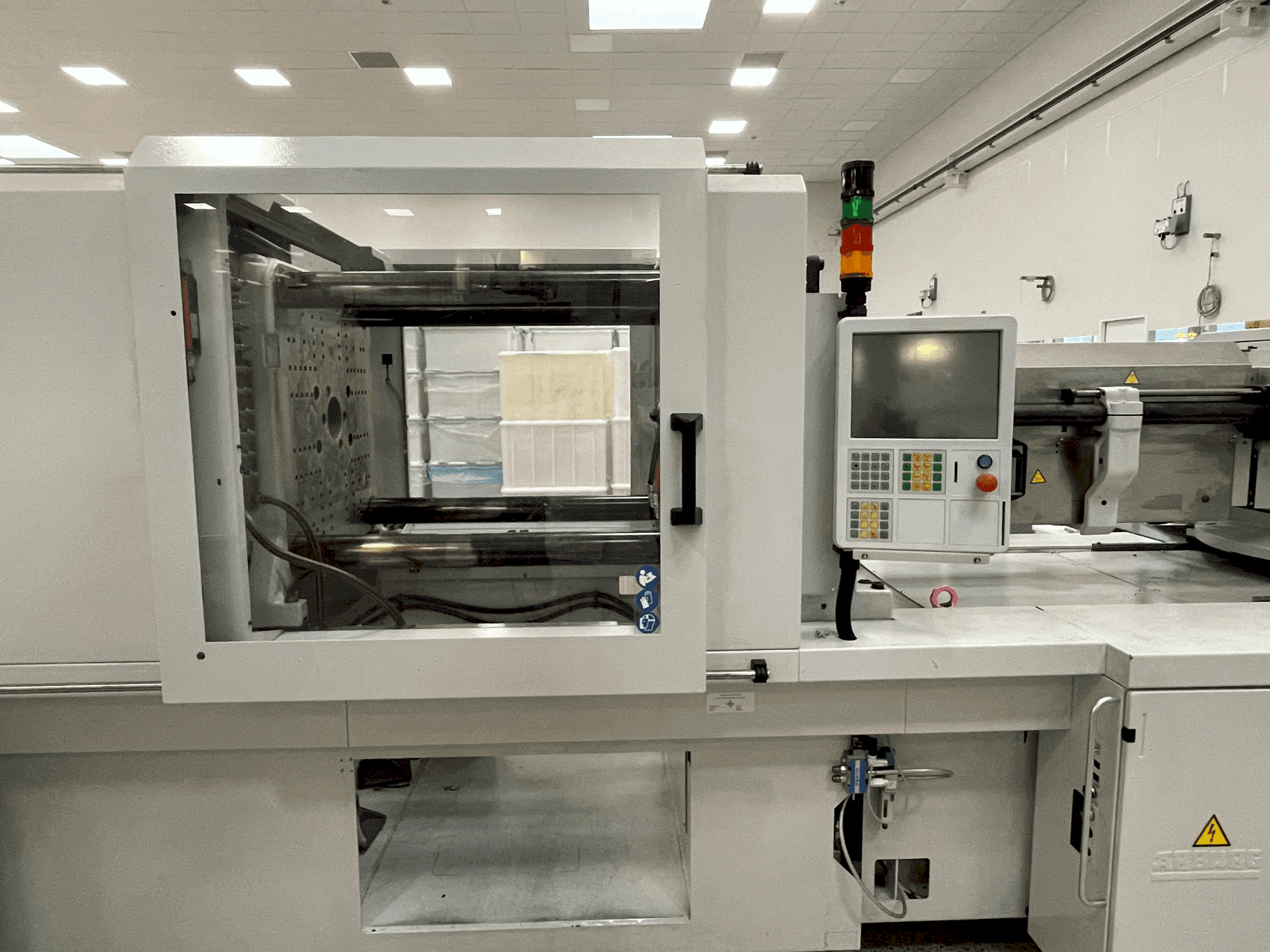 Vista frontal de la máquina Arburg Allrounder 570 H 2000-1300