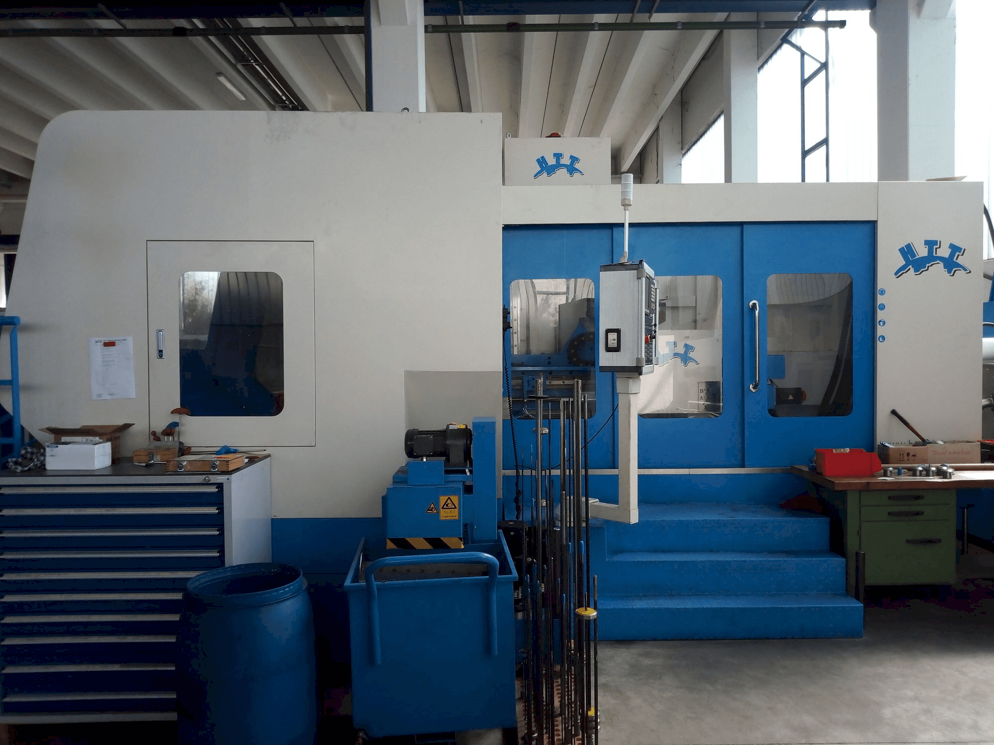 Vista frontal de la máquina HTT KBR6-1008