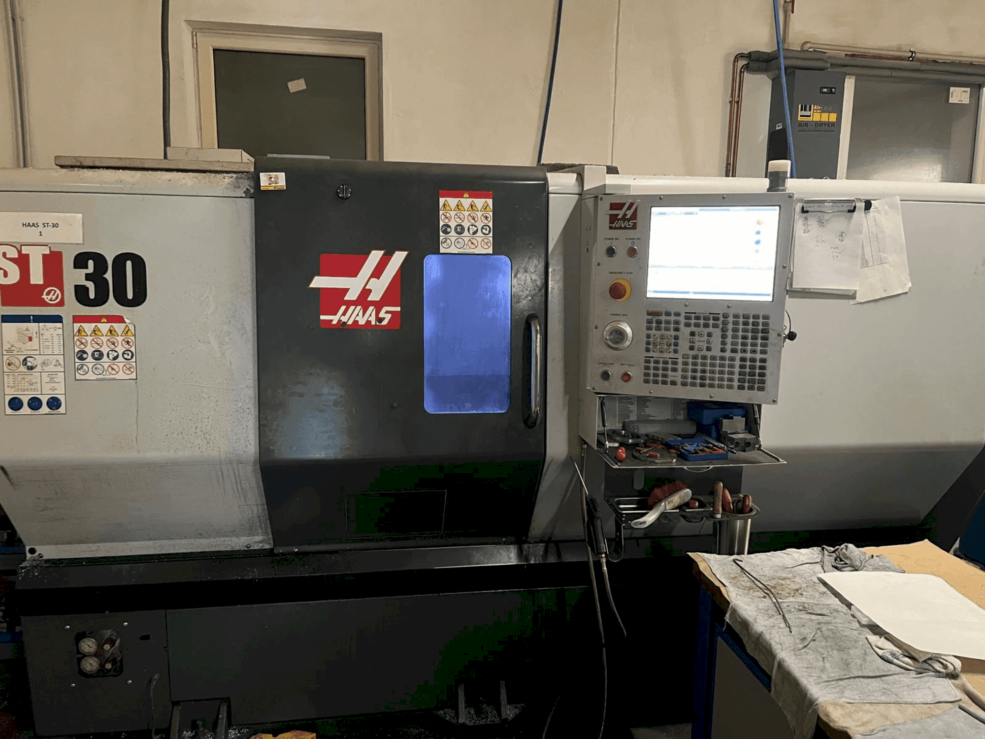 Vista frontal de la máquina HAAS ST-30