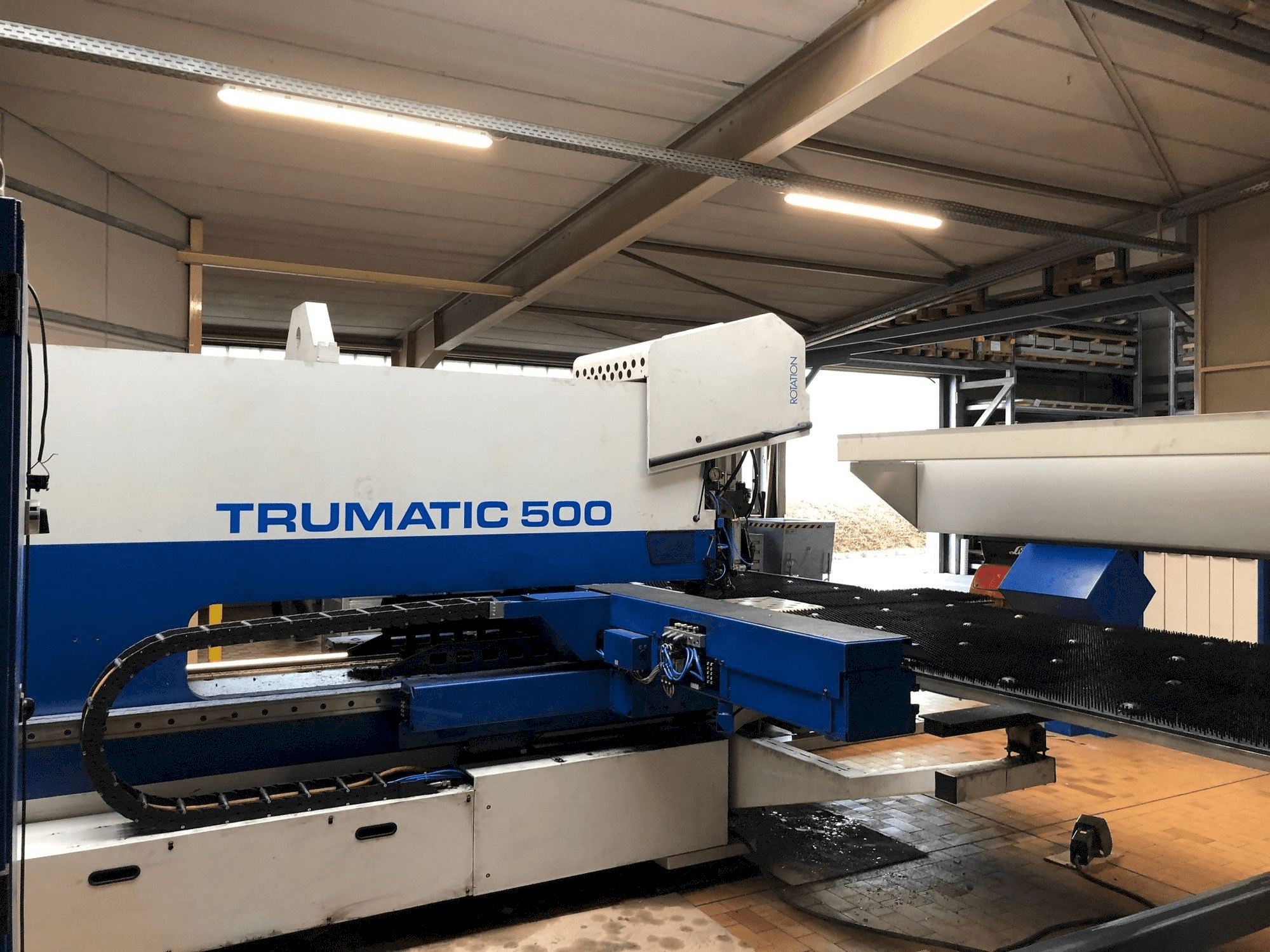 Vista frontal de la máquina Trumpf Trumatic 500
