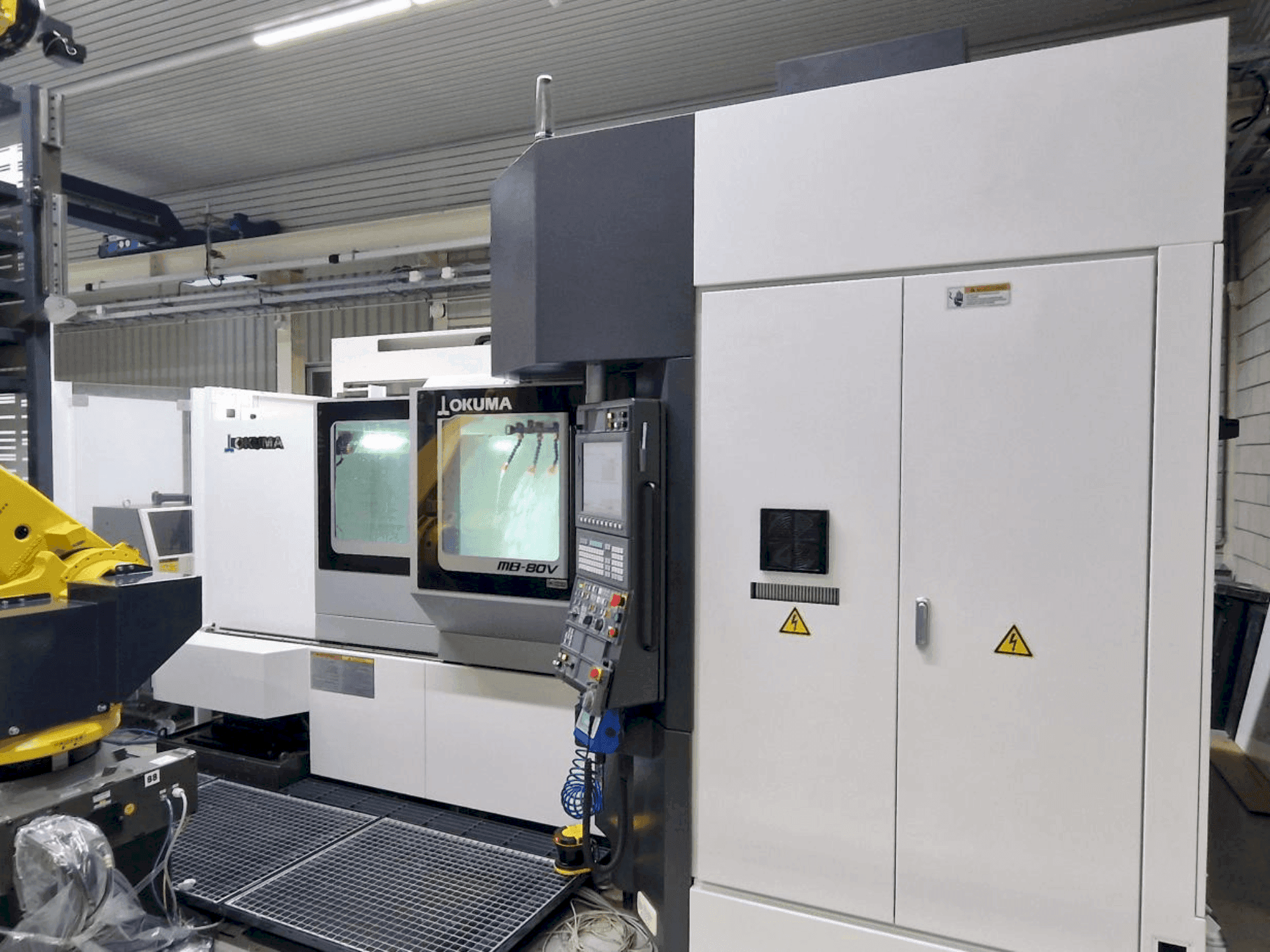 Vista frontal de la máquina Okuma MB 80V