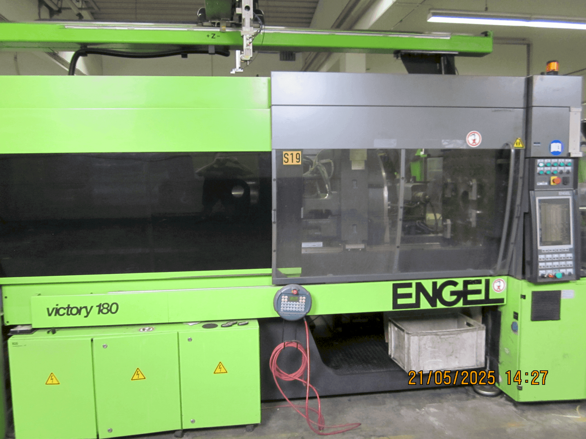 Vista frontal de la máquina Engel VC 330H/200el/180 Combi