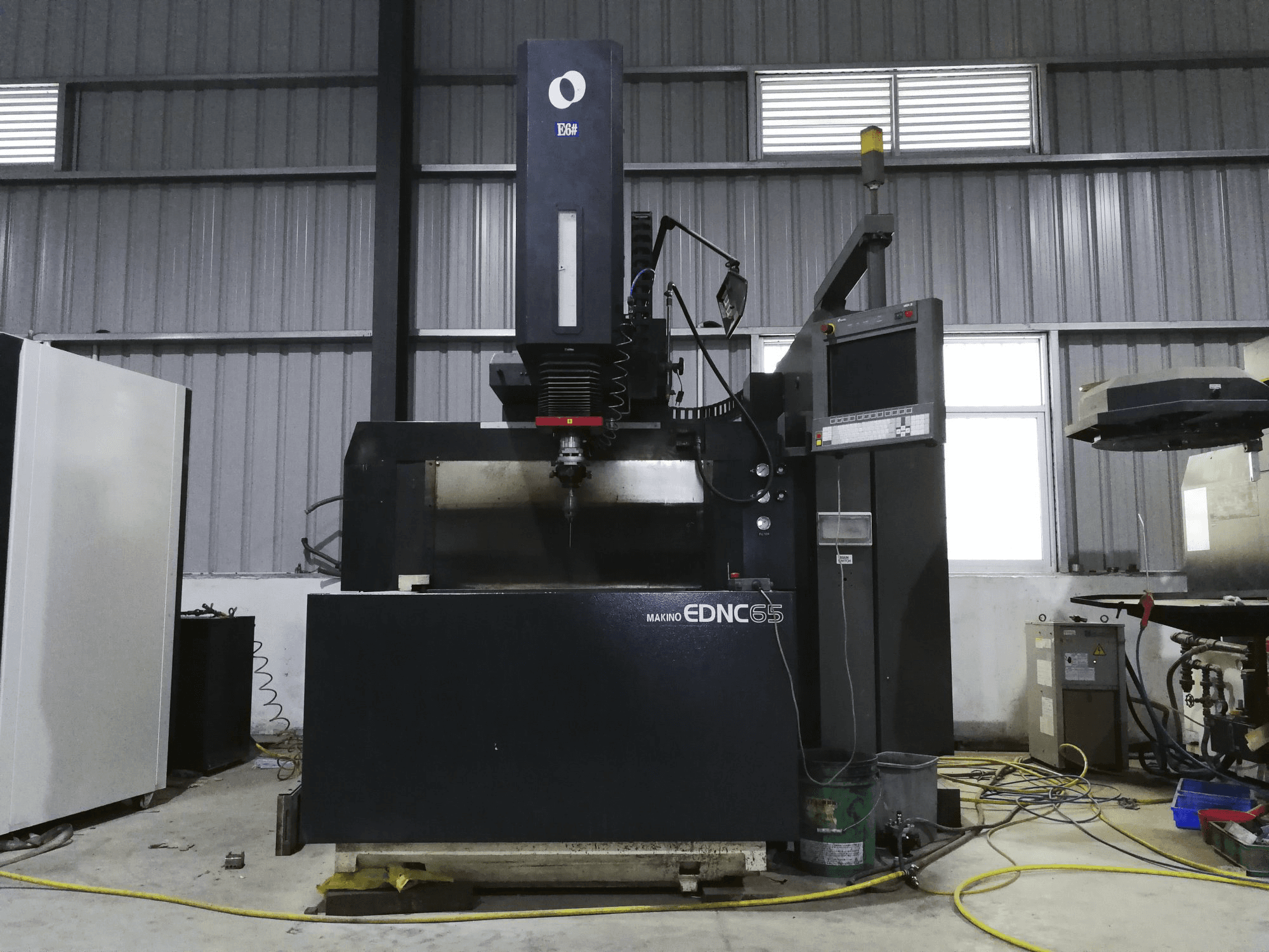 Vista frontal de la máquina Makino EDNC65