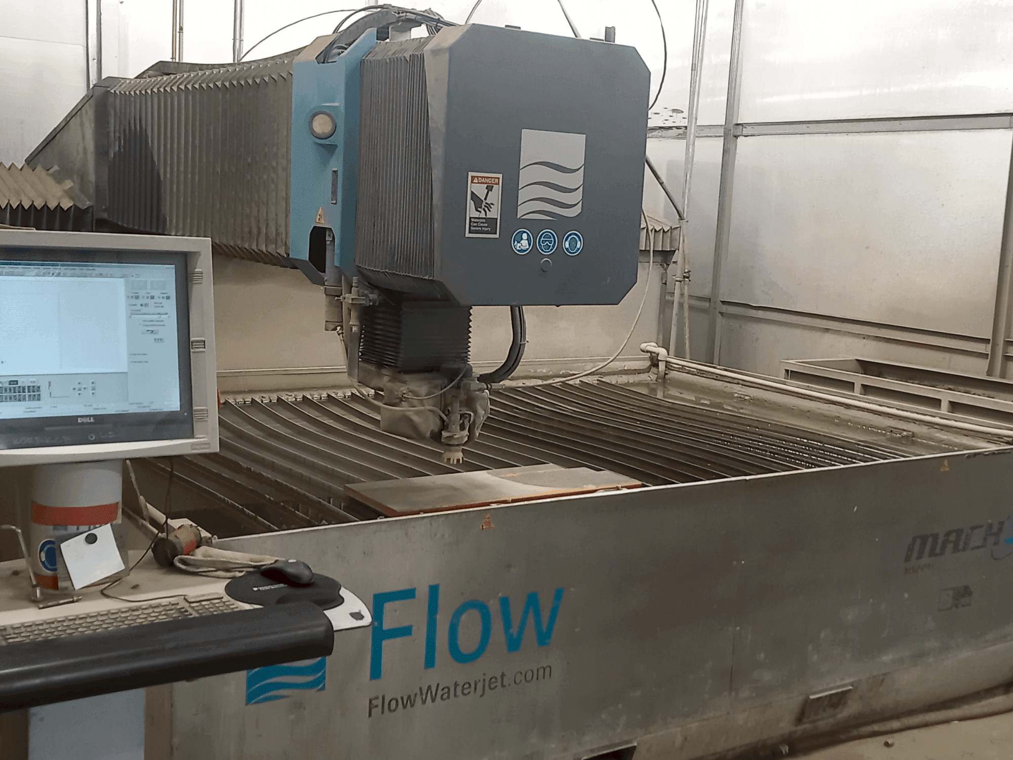 Vista frontal de la máquina Flow Mach 3-3020b