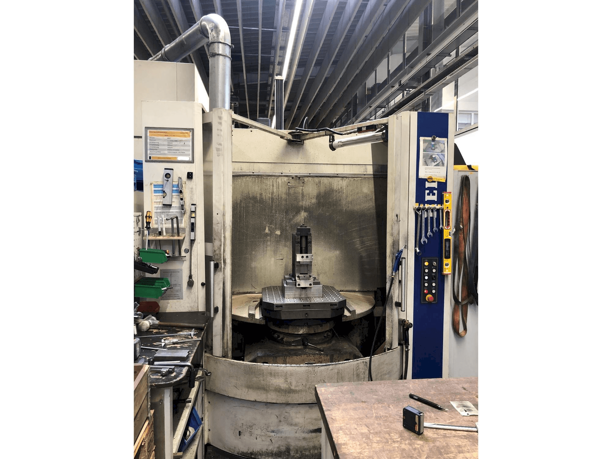 Vista frontal de la máquina HELLER MCH 250