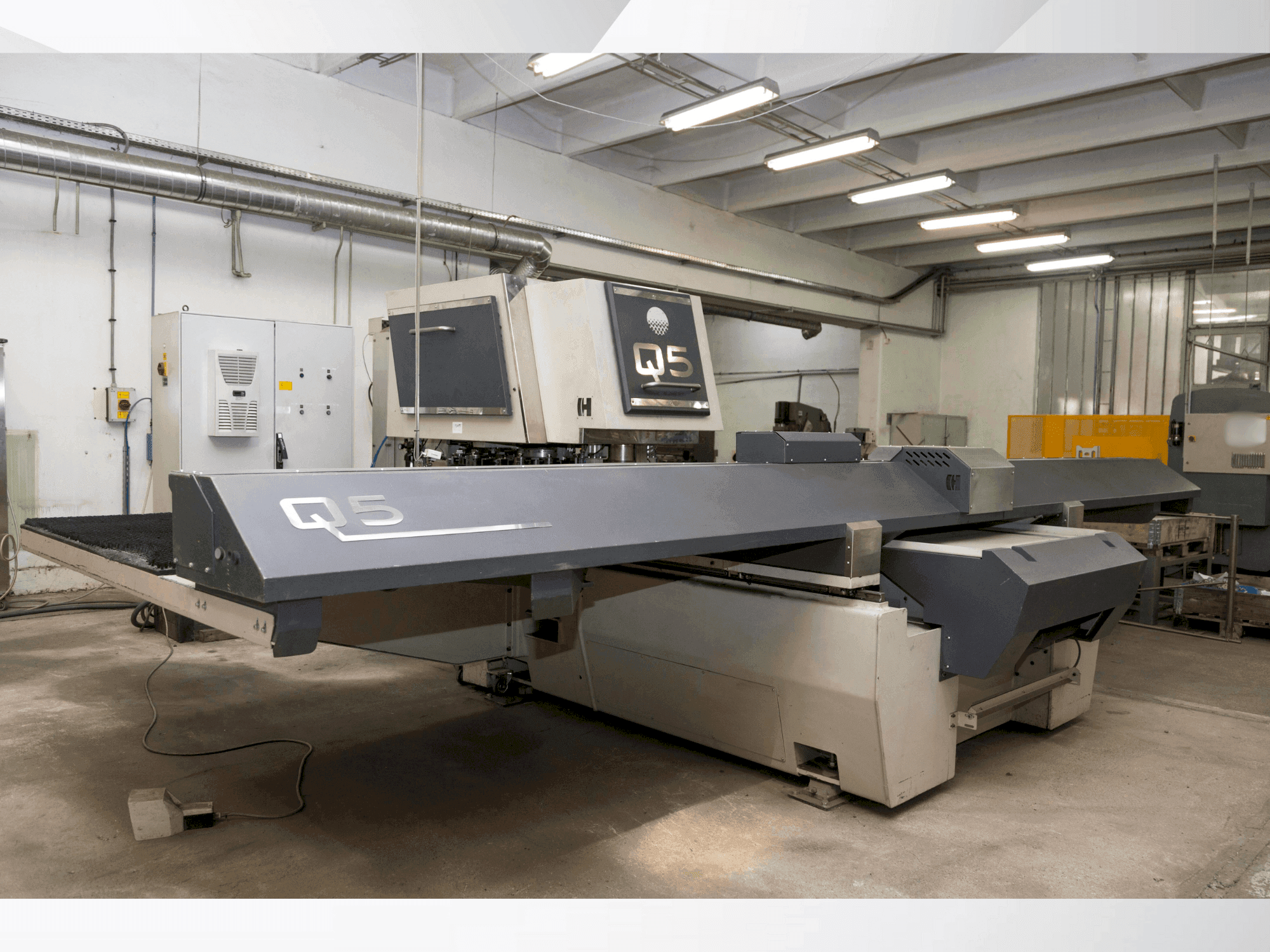 Vista lateral izquierda de la máquina Tecnology HACO Q5 (2014)