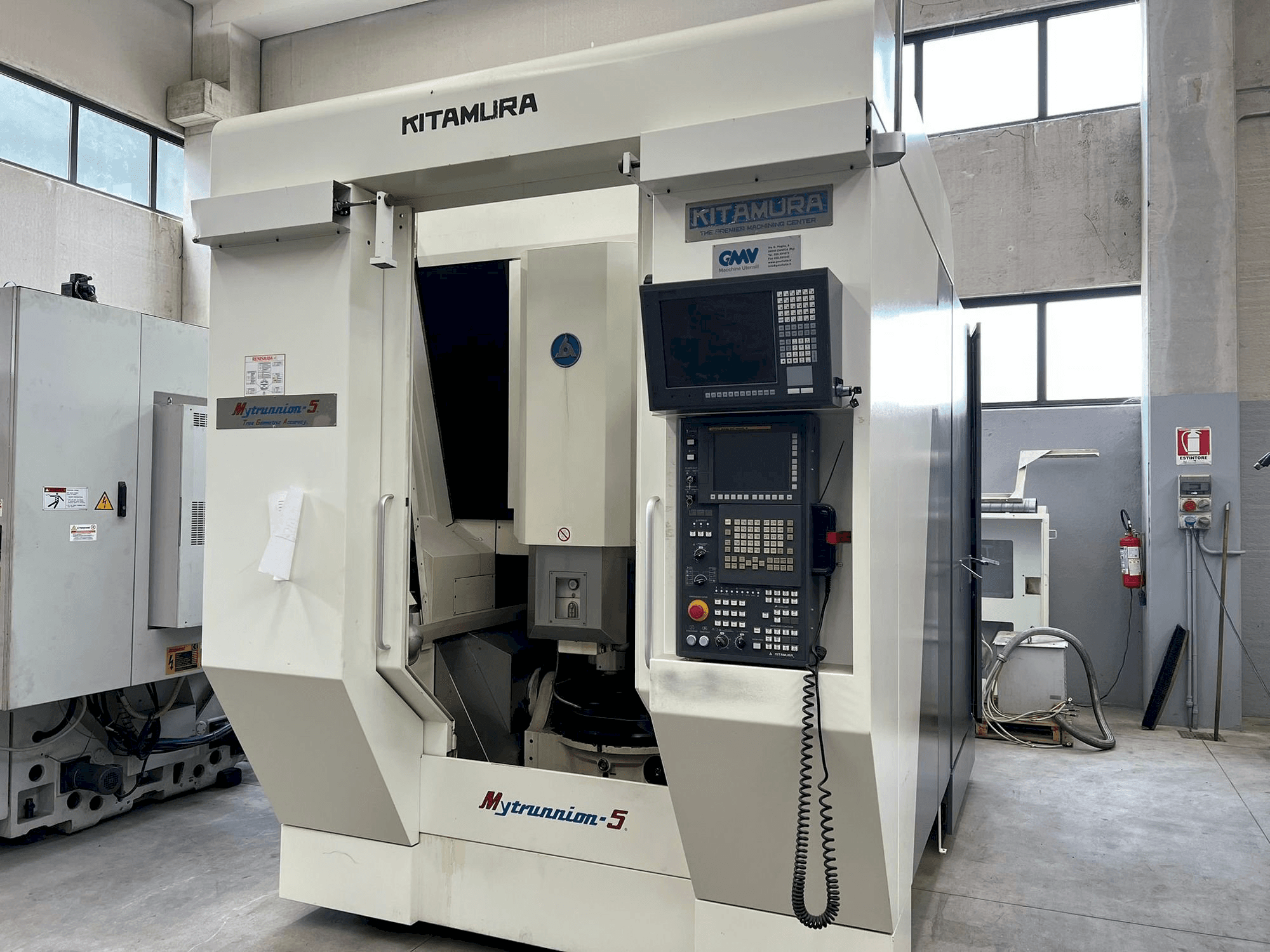 Vista frontal de la máquina Kitamura Mytrunnion 5