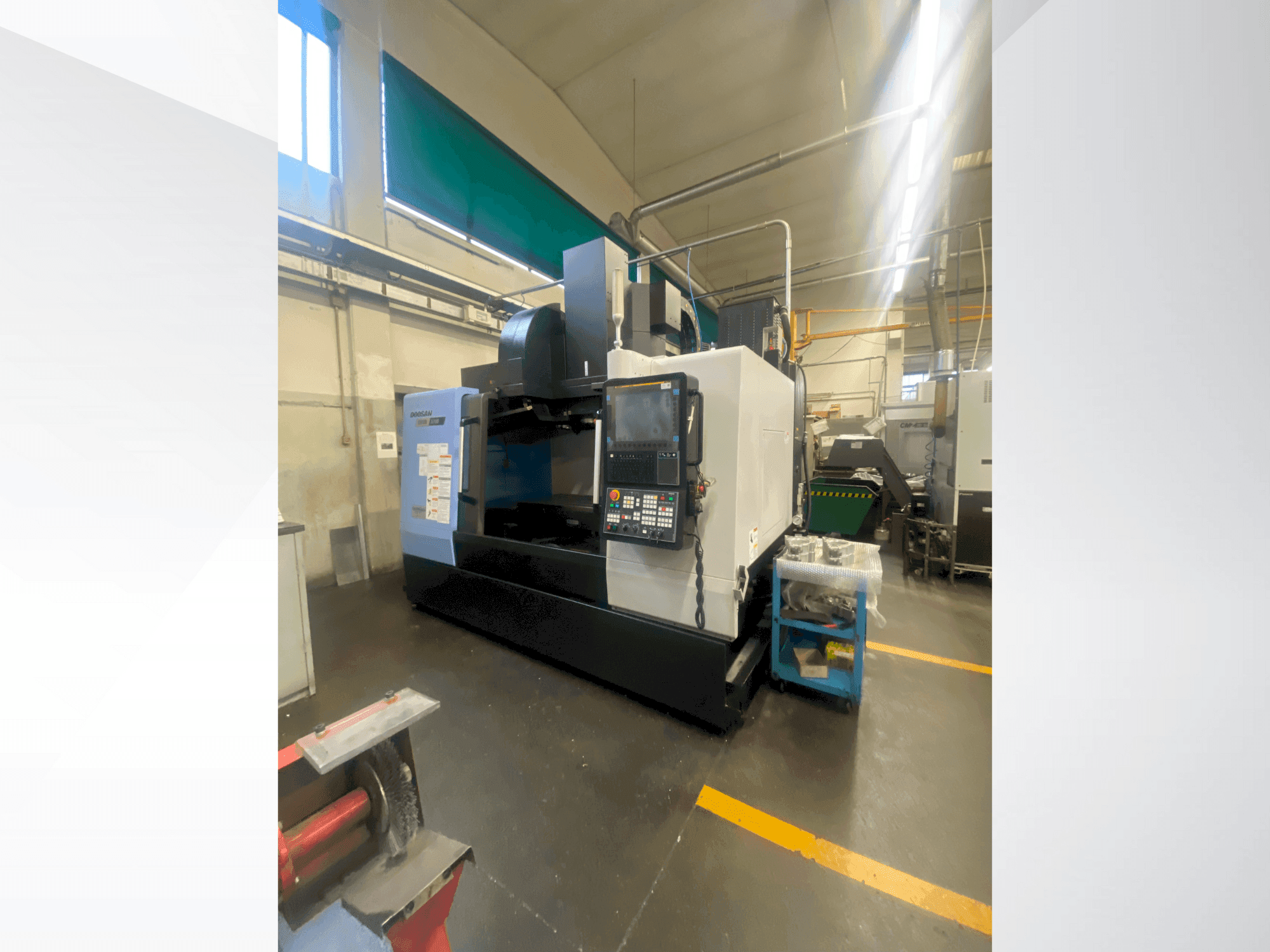 Vista frontal de la máquina DOOSAN DNM 5700