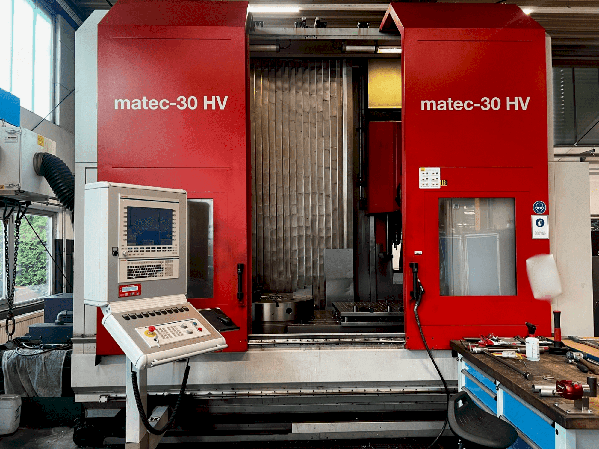 Vista frontal de la máquina Matec 30 HV