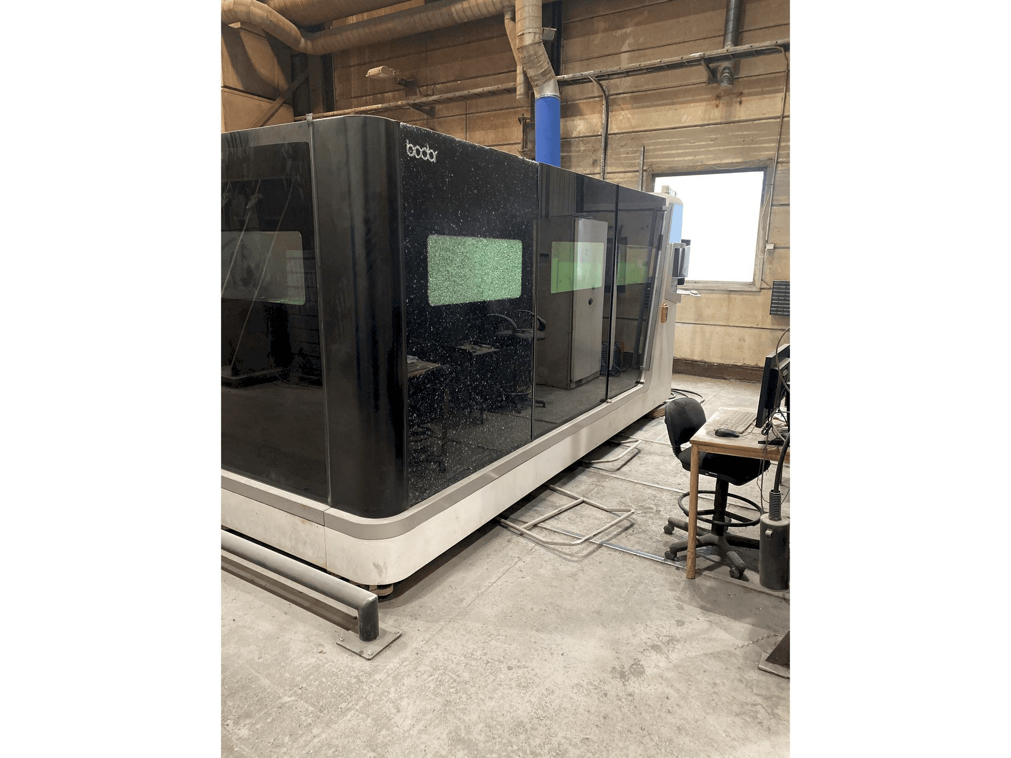 Vista frontal de la máquina Bodor S2040