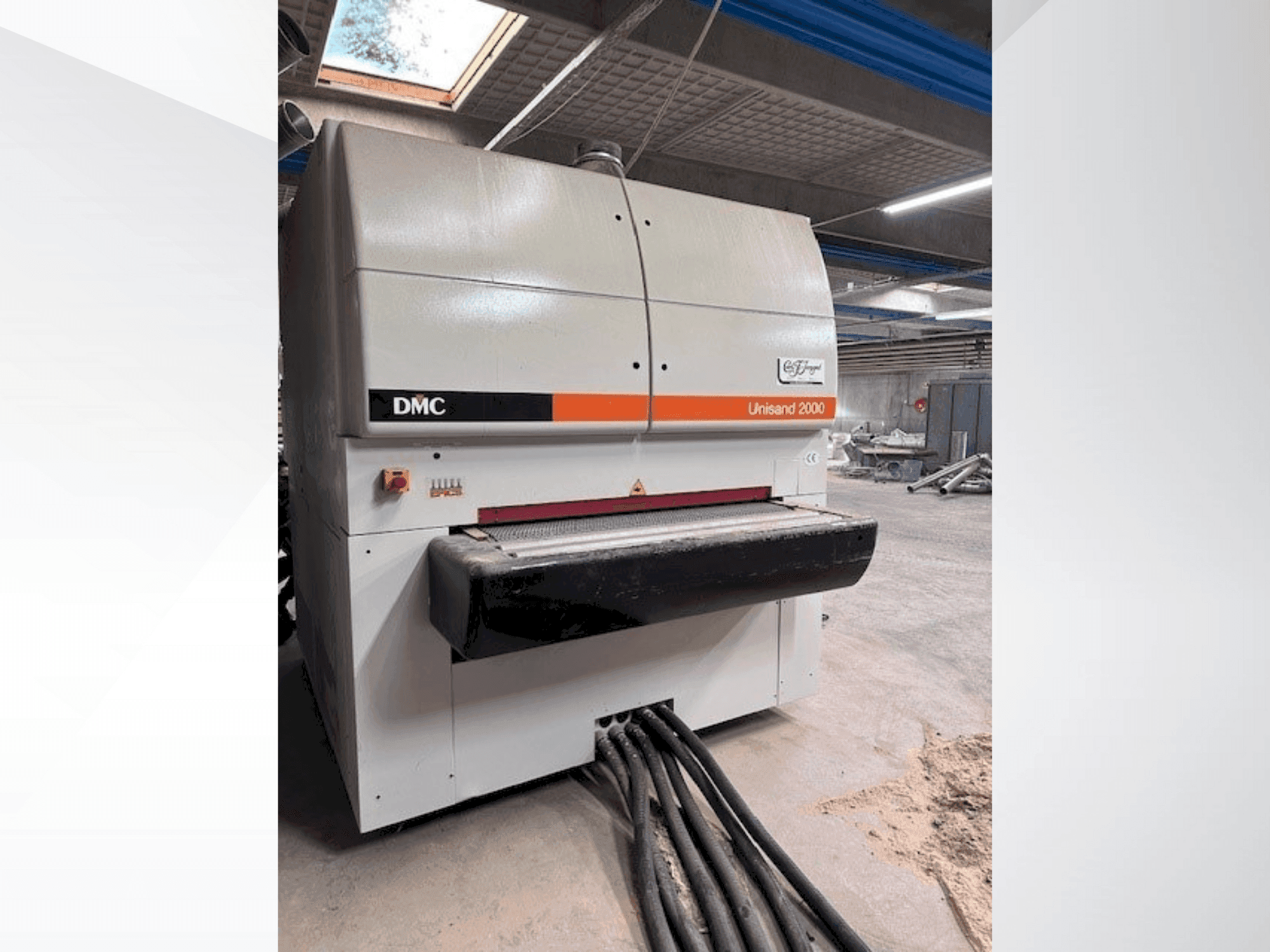 Vista frontal de la máquina DMC US 2000 M4