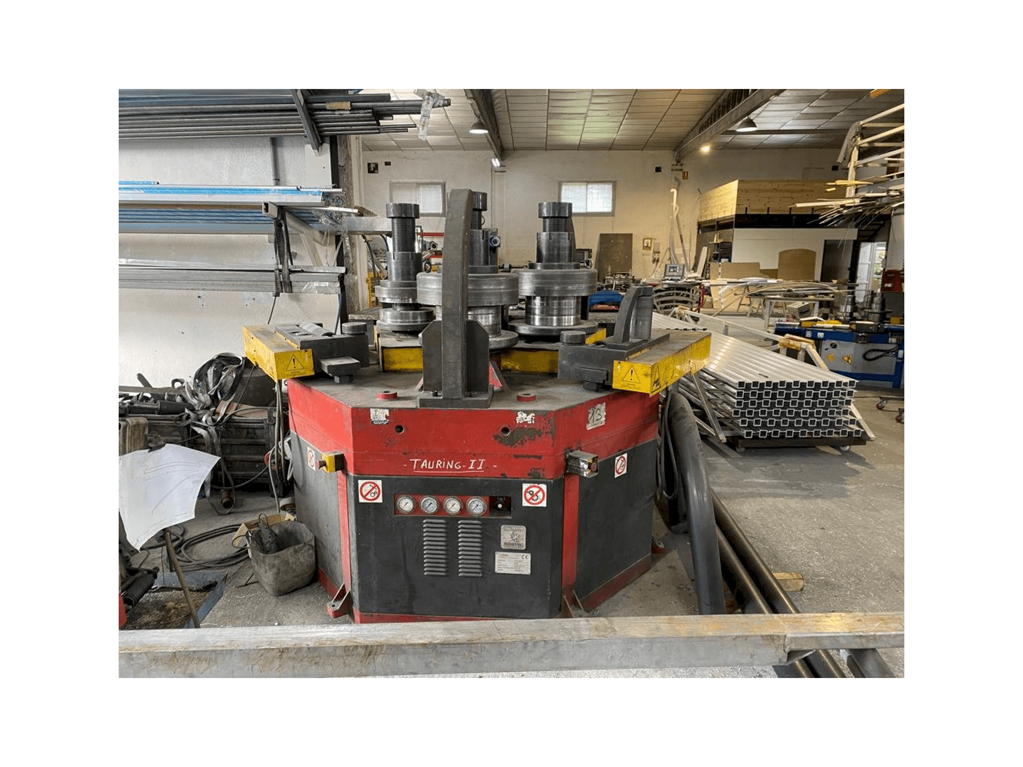 Vista frontal de la máquina Tauring Alfa 200