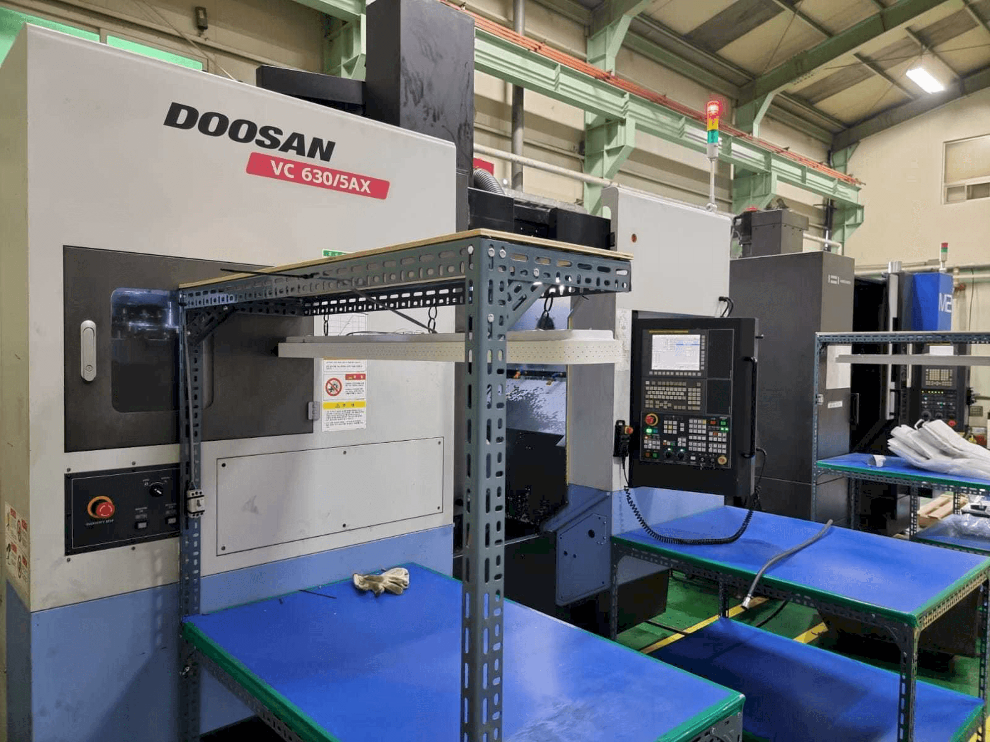 Vista frontal de la máquina Doosan VC630/5AX