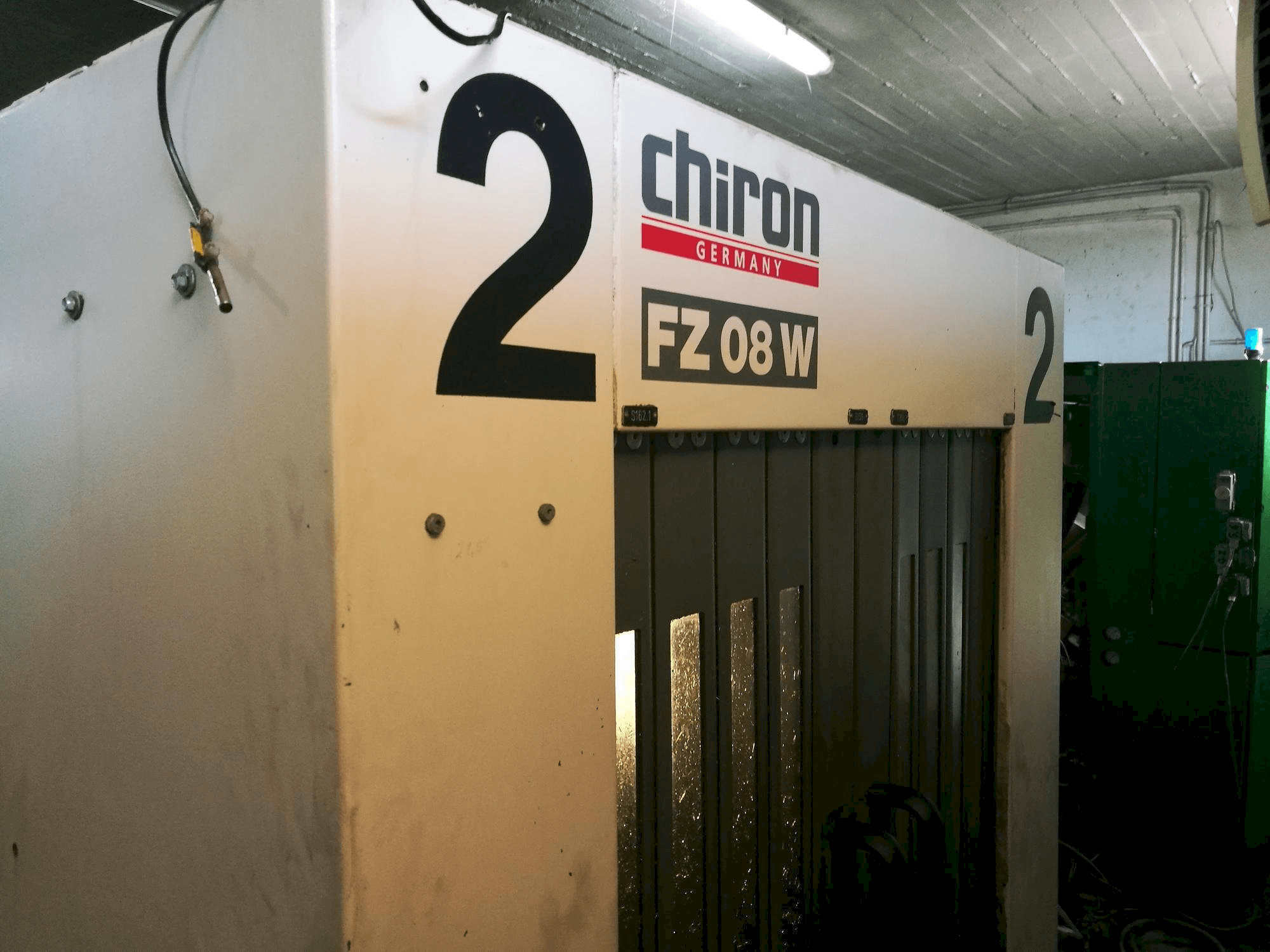 Vista frontal de la máquina CHIRON FZ 08 W