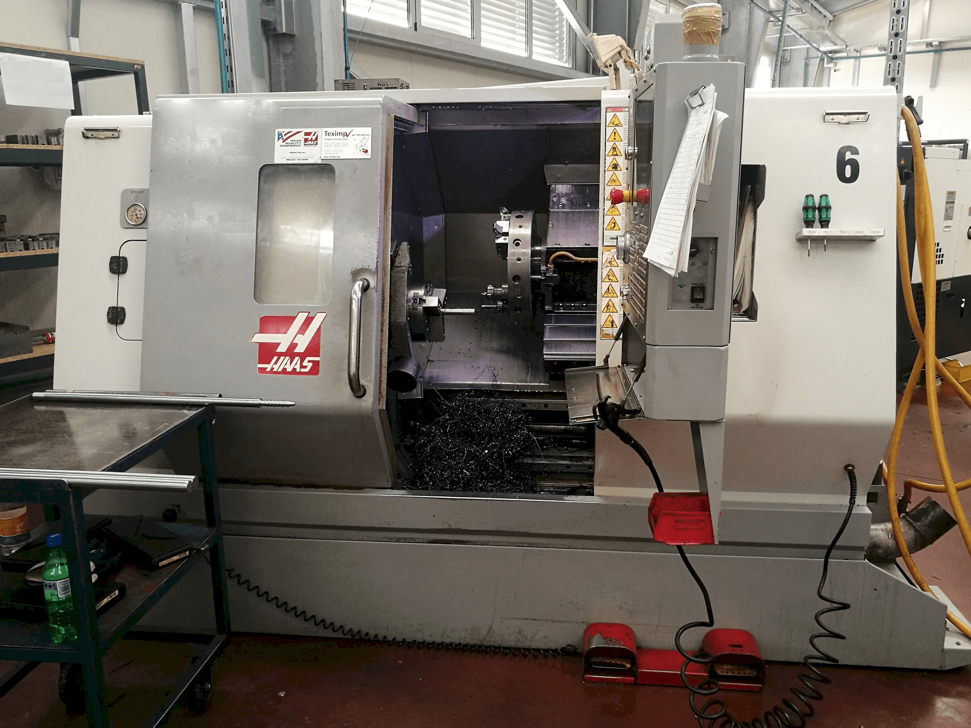 Vista frontal de la máquina HAAS SL-20THE
