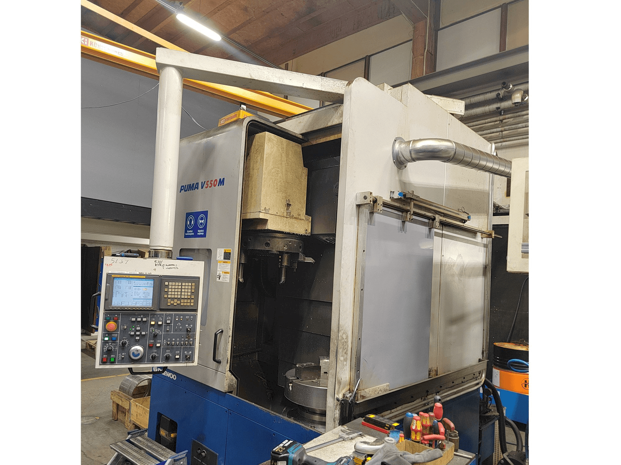 Vista frontal de la máquina Doosan Puma V550M